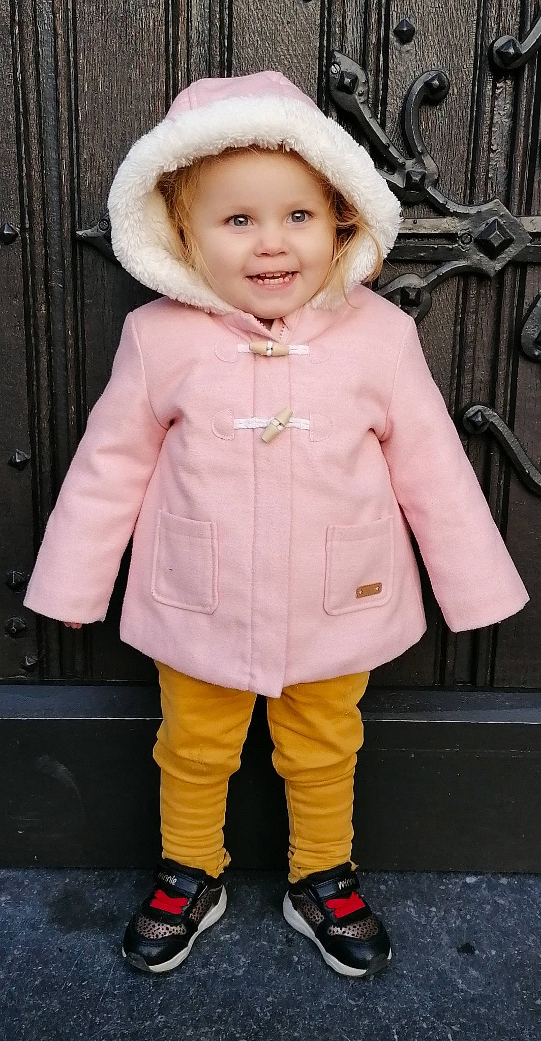 Ophelie participe au concours pour gagner de l'argent avec cette photo : child, child_model, clothing, coat, costume, footwear, fur, fur_clothing, hat, headgear, headwear, jacket, joy, outerwear, person, pink, skin, sleeve, smile, toddler