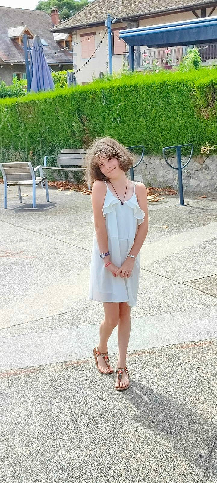 Solyne a rejoint le concours — aidez-le/la à gagner de superbes lots ! asphalt, day_dress, dress, electric_blue, eyewear, fashion_design, green, human_leg, joy, knee, leisure, neck, one_piece_garment, person, plant, road_surface, sandal, shoulder, sleeve, sunglasses