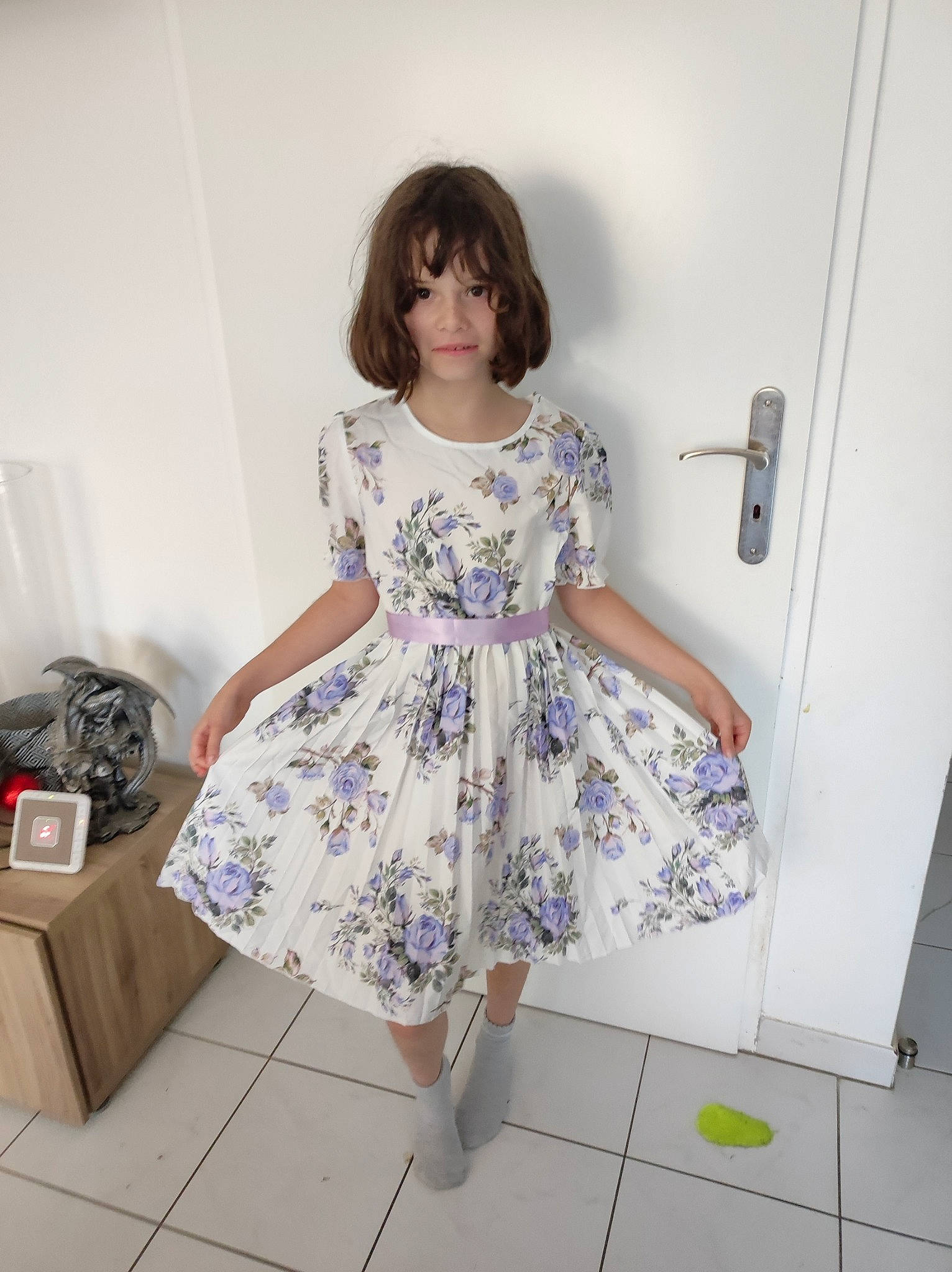 Solyne a rejoint le concours — aidez-le/la à gagner de superbes lots ! day_dress, dress, fashion_design, flooring, human_leg, knee, leg, long_hair, luggage_and_bags, magenta, one_piece_garment, pattern, person, purple, room, shoulder, sleeve, textile, thigh, vintage_clothing