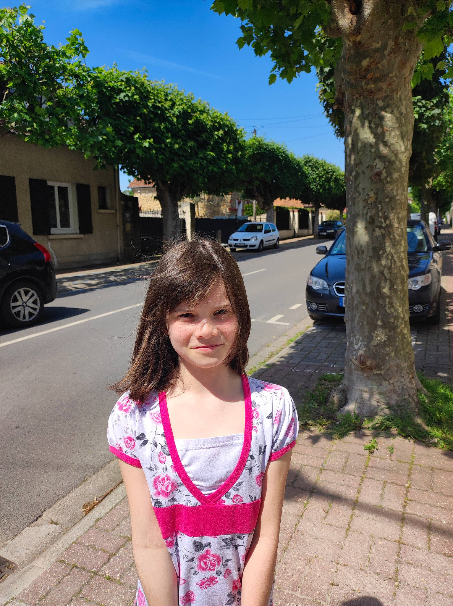Solyne participe au concours pour gagner de l'argent avec cette photo : asphalt, car, city, happy, human_settlement, infrastructure, joy, leisure, line, person, plant, public_space, road, road_surface, sidewalk, sky, smile, summer, tire, travel