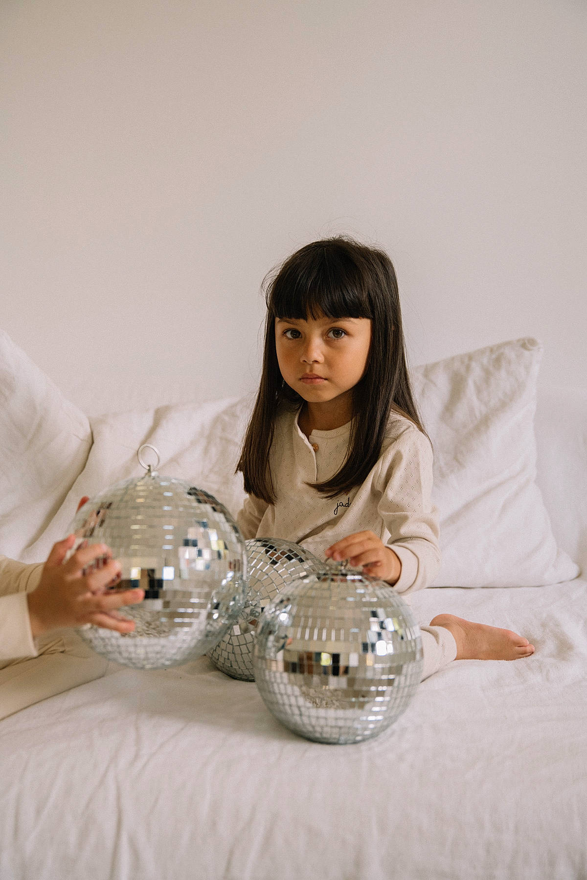 Tya a rejoint le concours — aidez-le/la à gagner de superbes lots ! arm, bed, black_hair, comfort, drinkware, finger, flash_photography, furniture, hand, happy, human_leg, jewellery, leg, linens, person, sleeve, t_shirt, table, tableware, textile