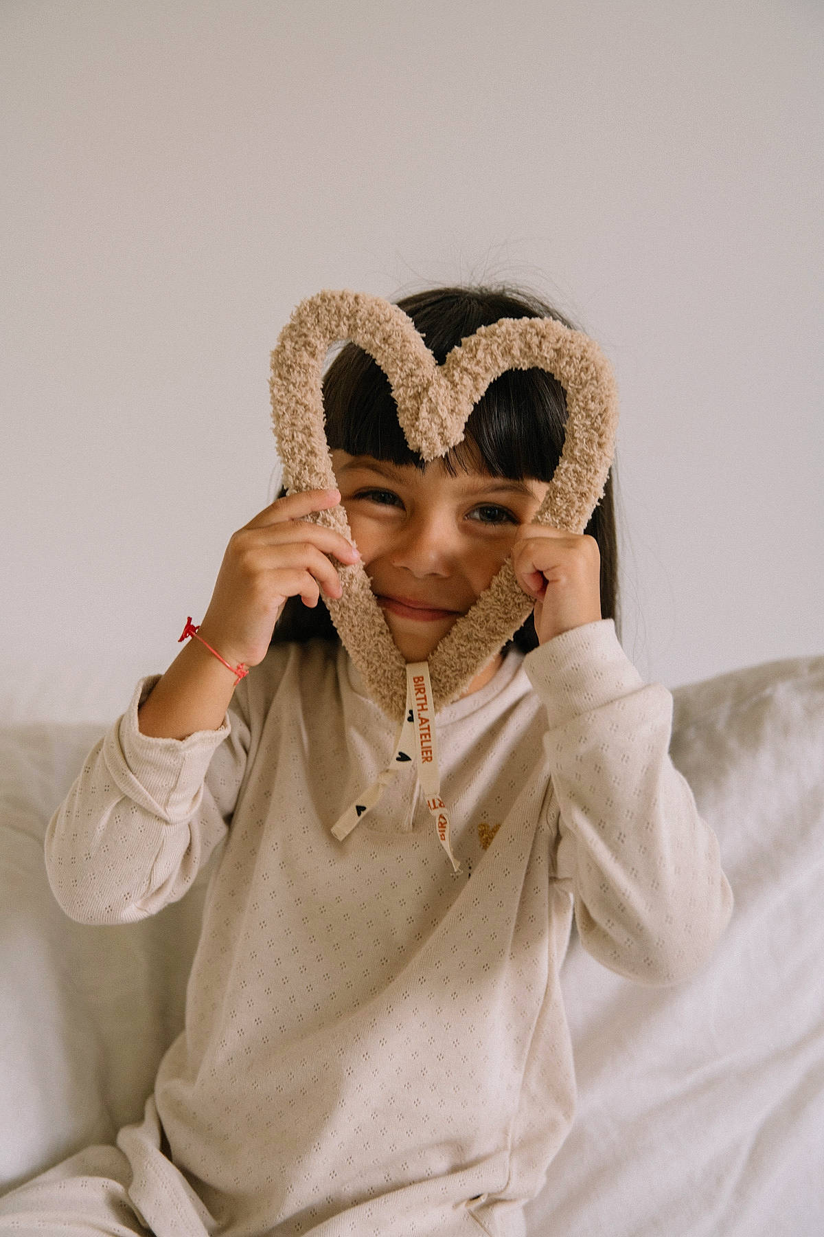 Tya participe au concours pour gagner de l'argent avec cette photo : bridal_accessory, costume, event, eye, eyelash, eyewear, fashion_accessory, fashion_design, fur, gesture, happy, headpiece, headwear, jewellery, joy, necklace, peach, person, photo_shoot, sitting