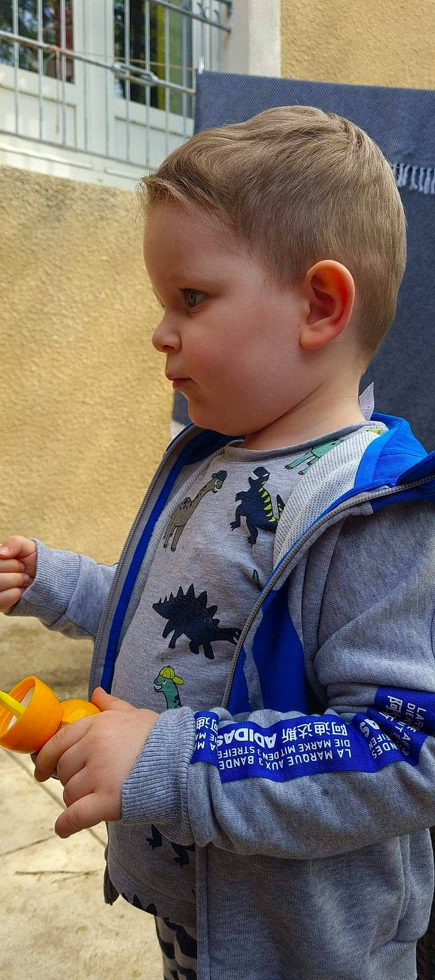 Mathew a rejoint le concours — aidez-le/la à gagner de superbes lots ! baby, baby_toddler_clothing, child, comfort_food, fruit, fun, grass, hair, happy, junk_food, leisure, orange, person, play, recreation, sitting, soil, t_shirt, toddler, vacation