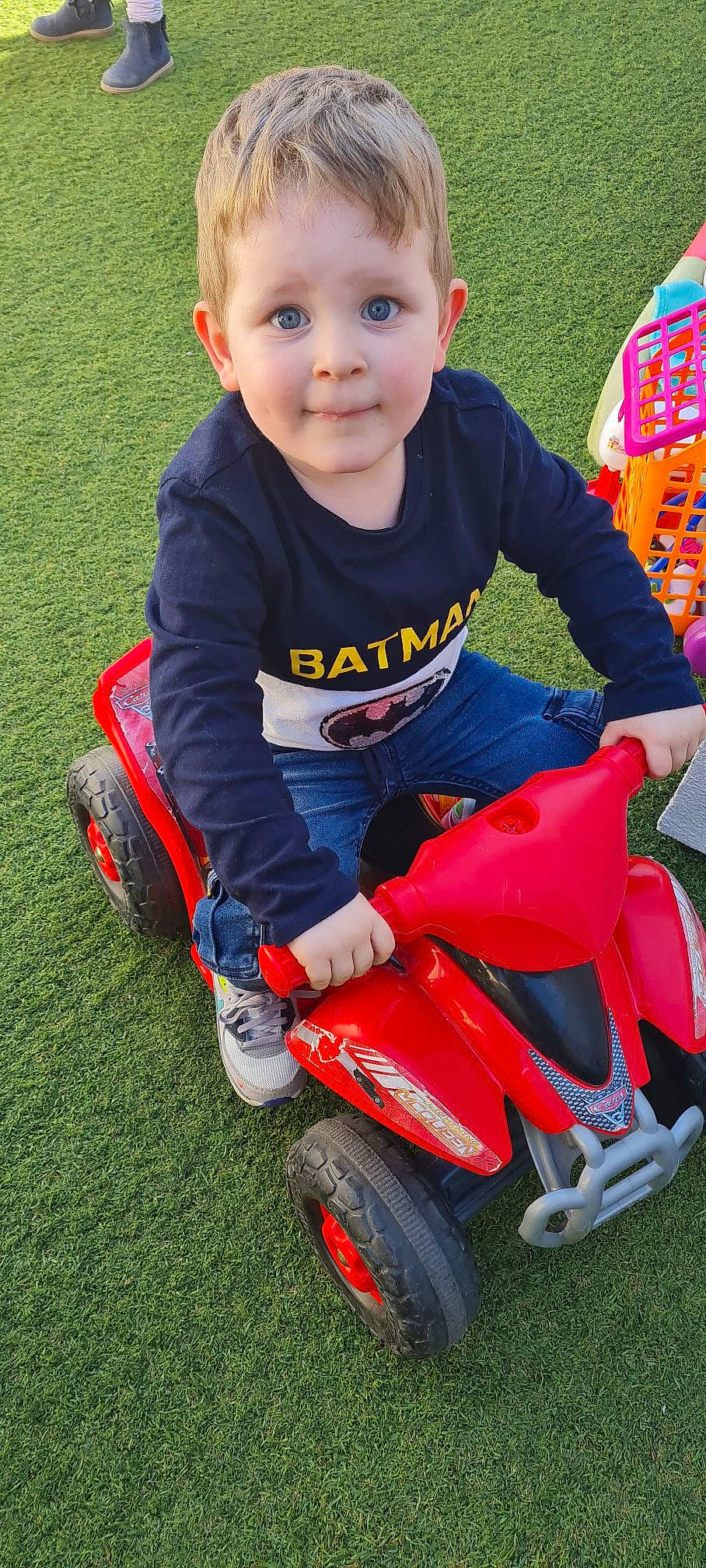 Mathew a rejoint le concours — aidez-le/la à gagner de superbes lots ! automotive_tire, baby, baby_toddler_clothing, bicycle, child, fender, fun, grass, happy, lawn, motor_vehicle, person, plant, red, riding_toy, rim, smile, tire, toddler, vehicle