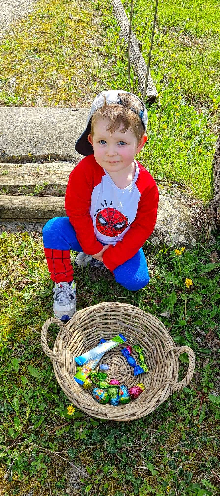 Mathew a rejoint le concours — aidez-le/la à gagner de superbes lots ! baby_toddler_clothing, basket, child, circle, clothing, electric_blue, fun, grass, green, happy, joy, leisure, nature, people_in_nature, person, photograph, plant, recreation, soil, sports_toy