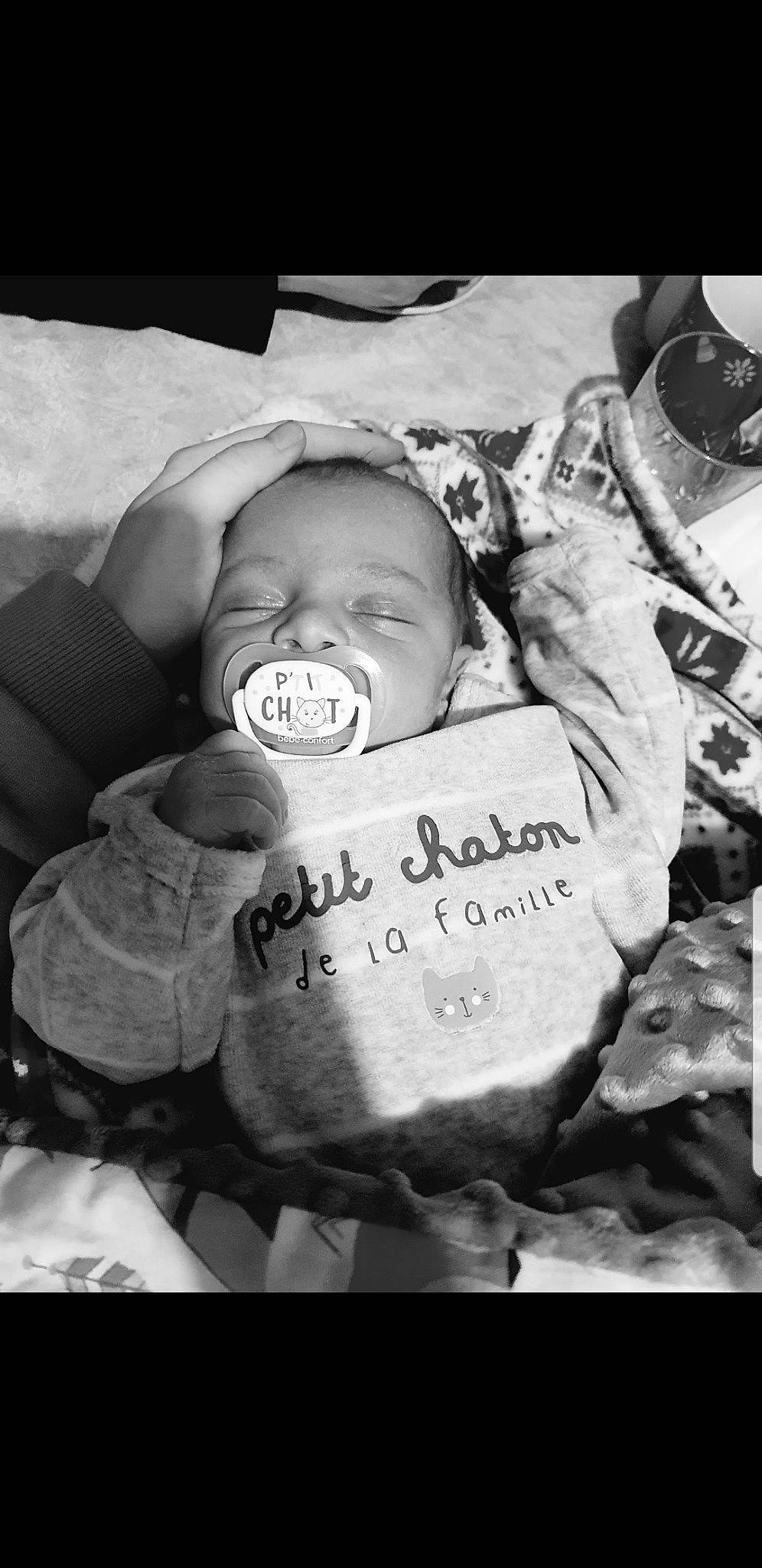 Abel participe au concours pour gagner de l'argent avec cette photo : baby, bedtime, black, black_and_white, child, comfort, font, happy, monochrome, monochrome_photography, mouth, person, photo_caption, photograph, room, smile, snapshot, stock_photography, textile, toddler