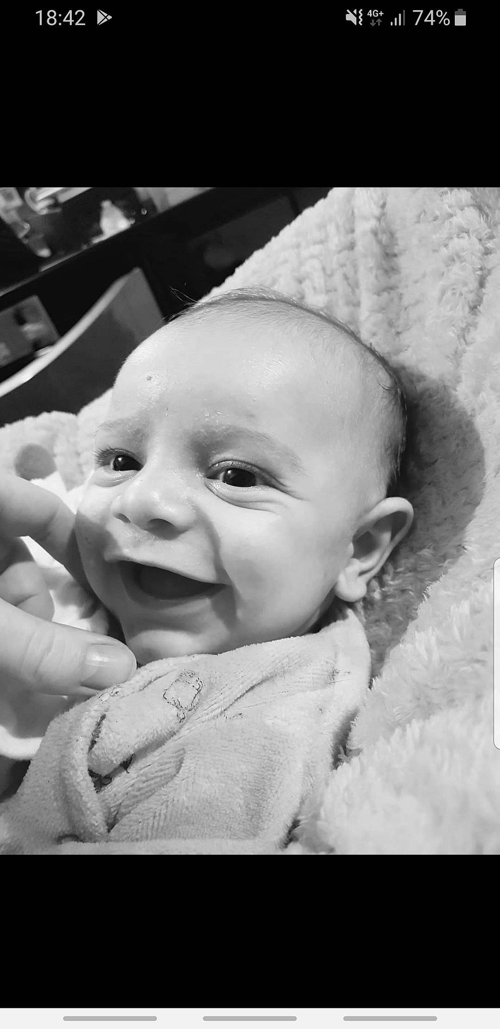 Abel participe au concours pour gagner de l'argent avec cette photo : baby, black_and_white, cheek, child, comfort, eye, flash_photography, fun, gesture, happy, human_body, iris, lip, monochrome, monochrome_photography, mouth, nose, person, skin, smile