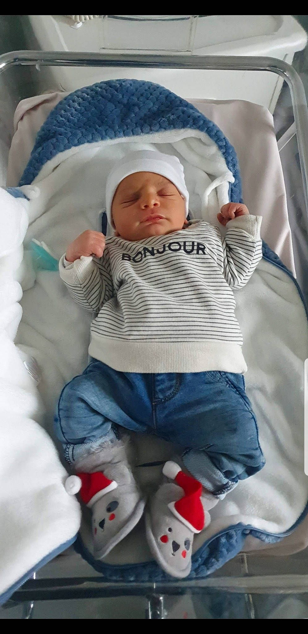Abel participe au concours pour gagner de l'argent avec cette photo : baby, baby_products, baby_safety, baby_sleeping, baby_toddler_clothing, cheek, child, comfort, face, facial_expression, headwear, leg, mouth, person, photograph, product, skin, sleeve, textile, thumb