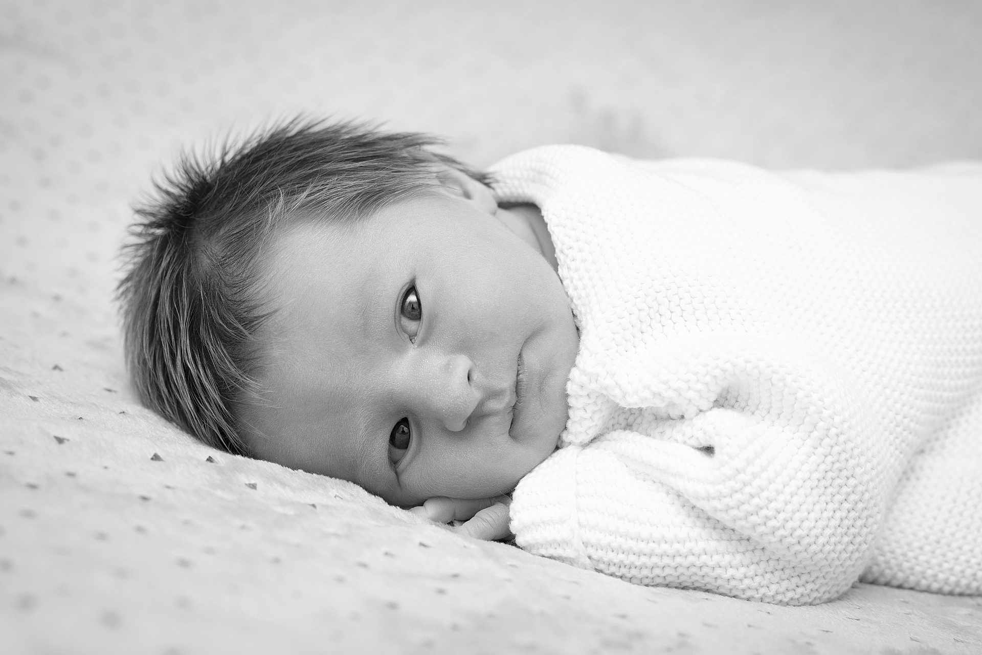 Aaron participe au concours pour gagner de l'argent avec cette photo : baby, newborn, infant, portrait, black_and_white, blanket, knitwear, resting, cute, face, eyes, hair, closeup, lying_down, soft_texture, cozy, peaceful, nursery, smile, skin