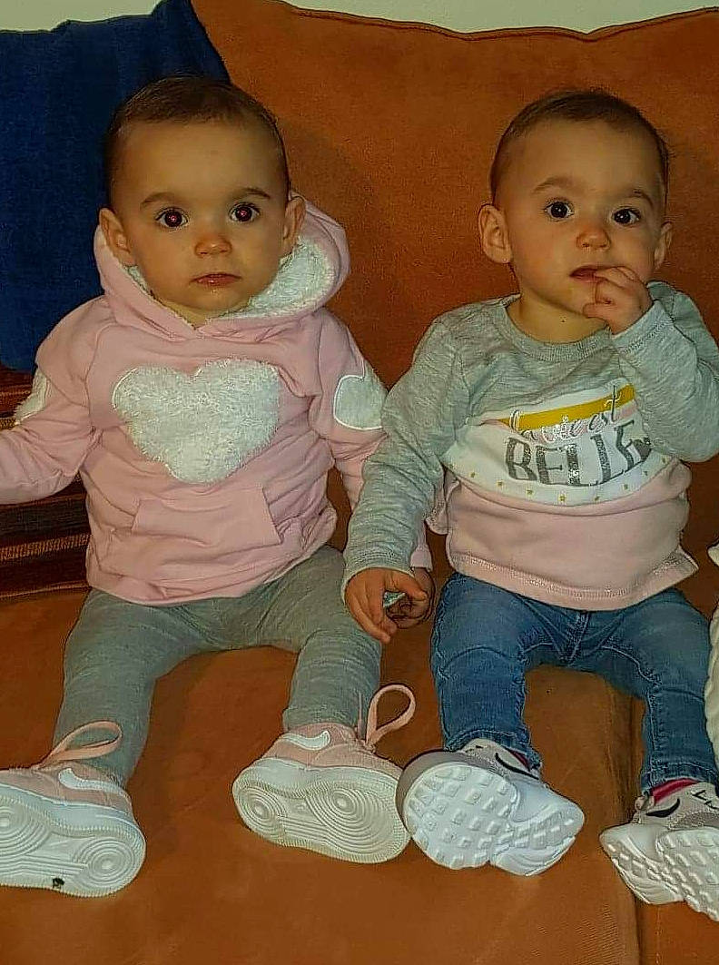 Kayla Et Lilya participe au concours pour gagner de l'argent avec cette photo : baby, baby_toddler_clothing, cheek, child, person, sibling, skin, smile, toddler