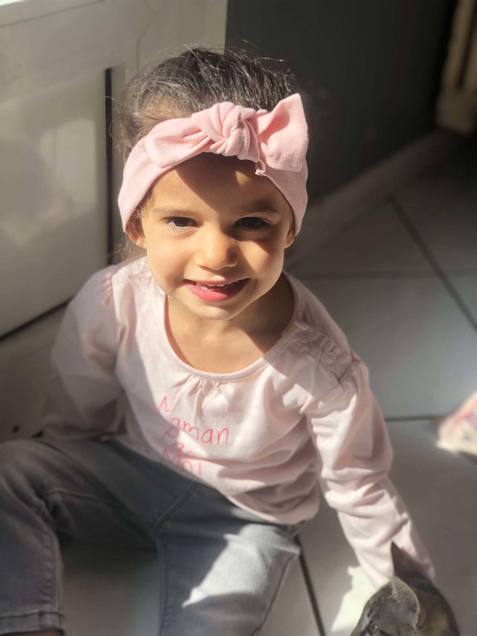 Liyah a rejoint le concours — aidez-le/la à gagner de superbes lots ! blond, bridal_accessory, cap, child, comfort, ear, fashion_accessory, fun, gesture, hair_accessory, happy, headgear, headpiece, headwear, joy, laugh, magenta, person, selfie, sitting
