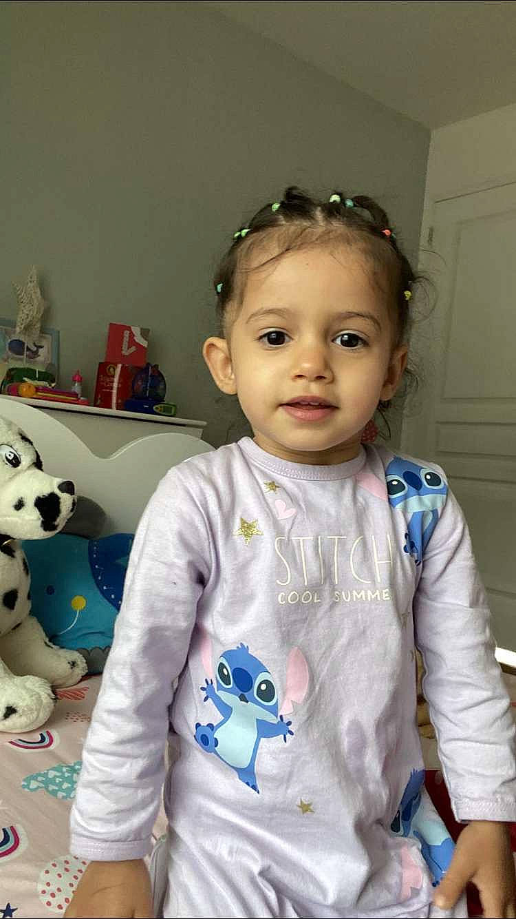 Liyah a rejoint le concours — aidez-le/la à gagner de superbes lots ! baby, baby_toddler_clothing, cheek, child, companion_dog, eye, eyewear, fun, hair, happy, head, nose, person, room, skin, sleeve, sunglasses, t_shirt, teddy_bear, toddler