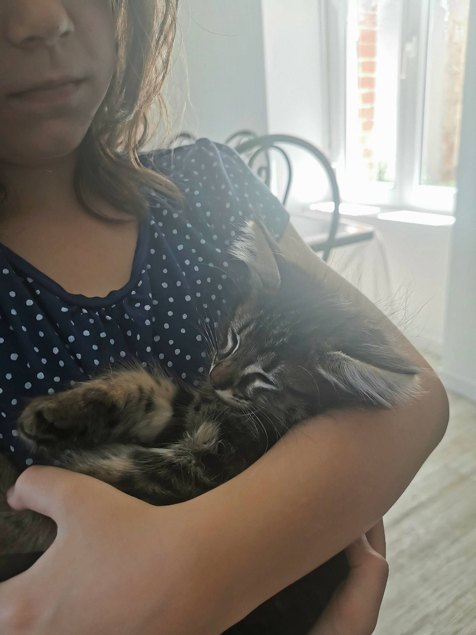 Pandora participe au concours pour gagner de l'argent avec cette photo : arm, blond, brown_hair, ear, elbow, hair, joint, leg, long_hair, neck, photography, selfie, shoulder, sitting, skin, tattoo