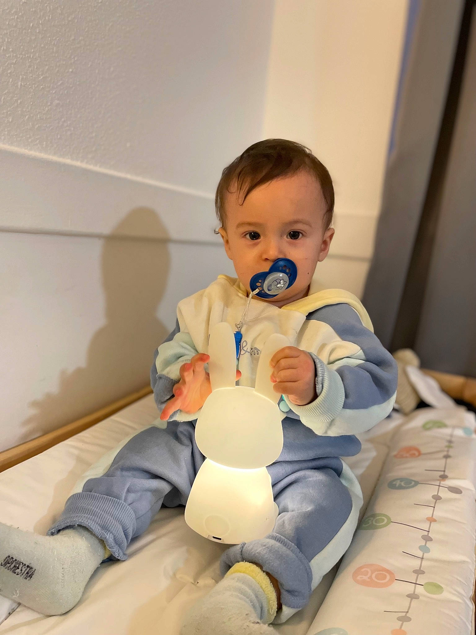 Maylone a rejoint le concours — aidez-le/la à gagner de superbes lots ! abdomen, baby, baby_products, baby_safety, baby_toddler_clothing, cheek, child, comfort, flooring, foot, happy, human_leg, knee, linens, person, room, service, sitting, thigh, thumb