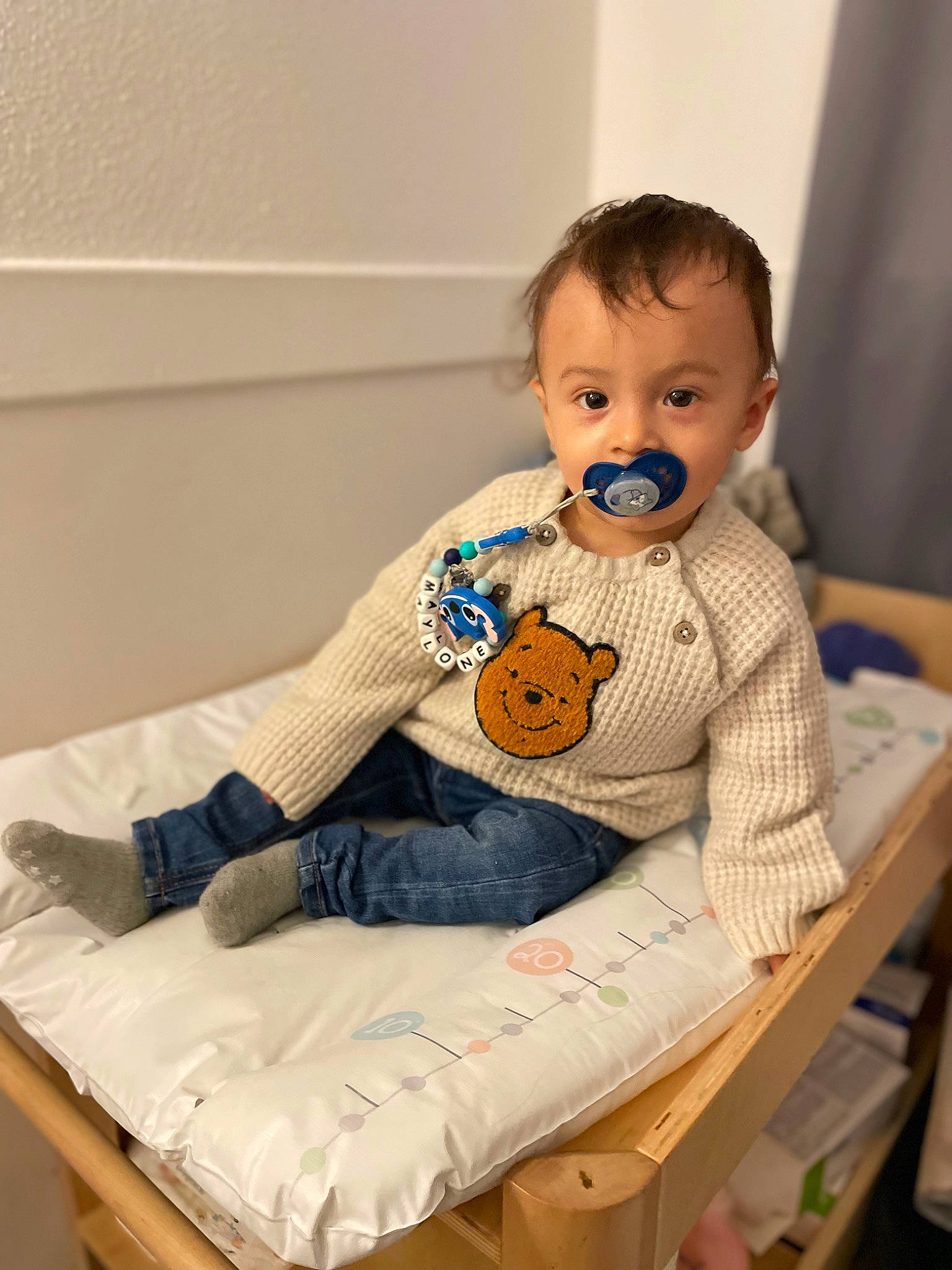 Maylone participe au concours pour gagner de l'argent avec cette photo : baby, baby_products, baby_toddler_clothing, chair, cheek, child, comfort, flooring, furniture, knee, linens, pattern, person, room, sitting, sleeve, sock, t_shirt, table, toddler