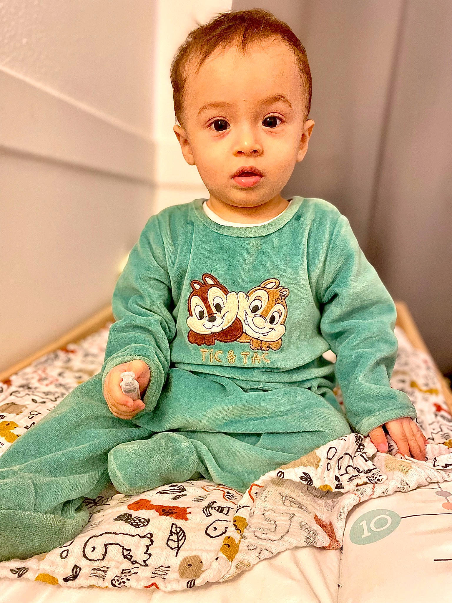 Maylone a rejoint le concours — aidez-le/la à gagner de superbes lots ! baby, baby_toddler_clothing, bedding, cheek, child, collar, comfort, face, happy, head, linens, nightwear, pattern, person, room, sitting, sleeve, surprise, t_shirt, toddler