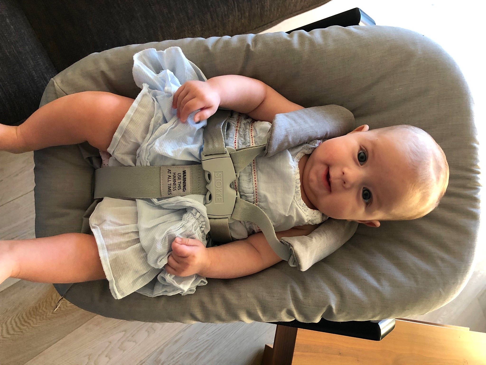 Chloé a rejoint le concours — aidez-le/la à gagner de superbes lots ! arm, baby, baby_sleeping, baby_toddler_clothing, comfort, finger, gesture, hand, headgear, human_body, joint, knee, leg, mouth, muscle, person, product, skin, thigh, toddler