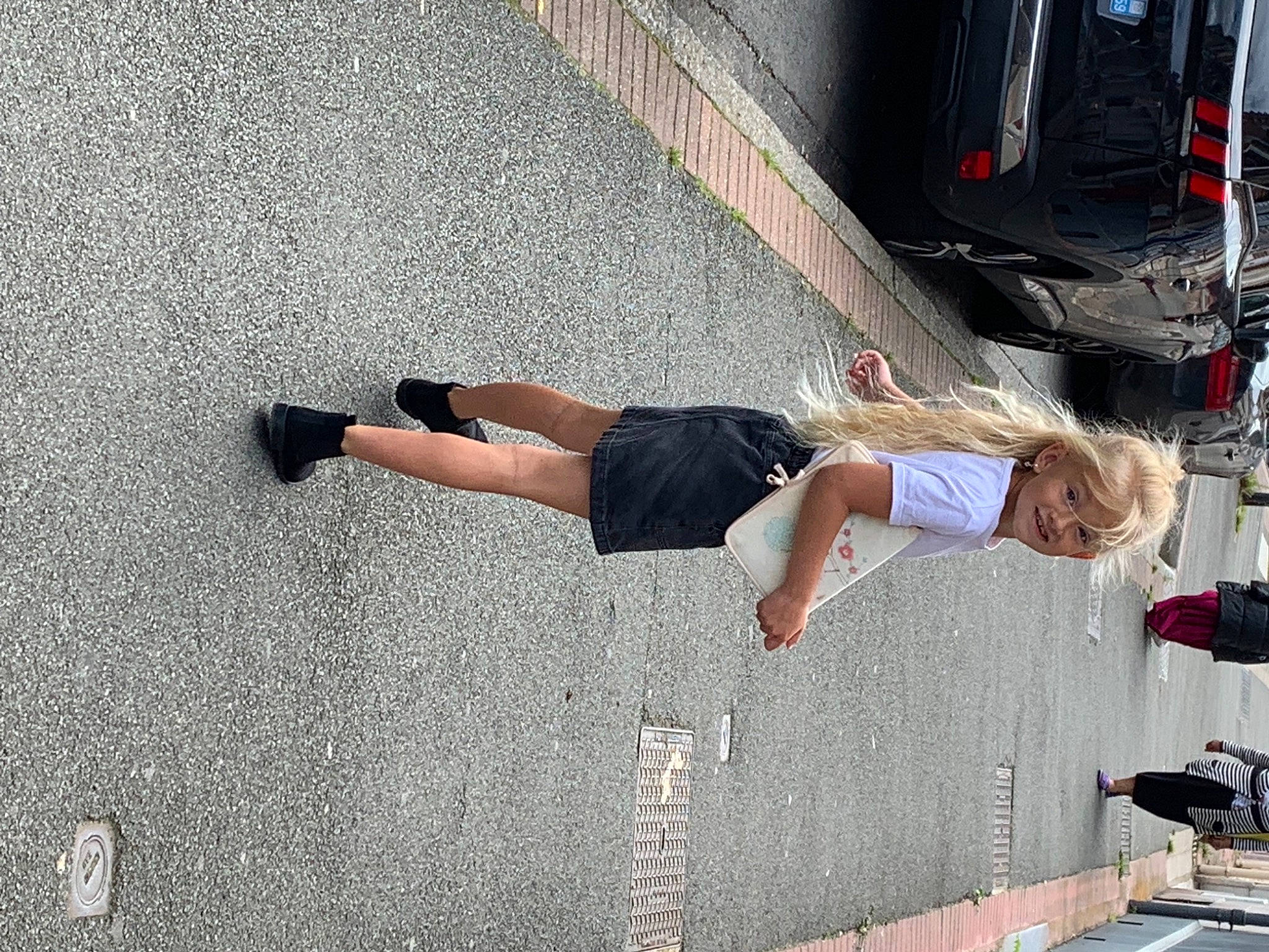 Lyna participe au concours pour gagner de l'argent avec cette photo : asphalt, automotive_exterior, automotive_tire, elbow, human_leg, joy, knee, pedestrian, person, recreation, road, road_surface, rolling, shorts, sidewalk, sportswear, street_fashion, thigh, tire, waist