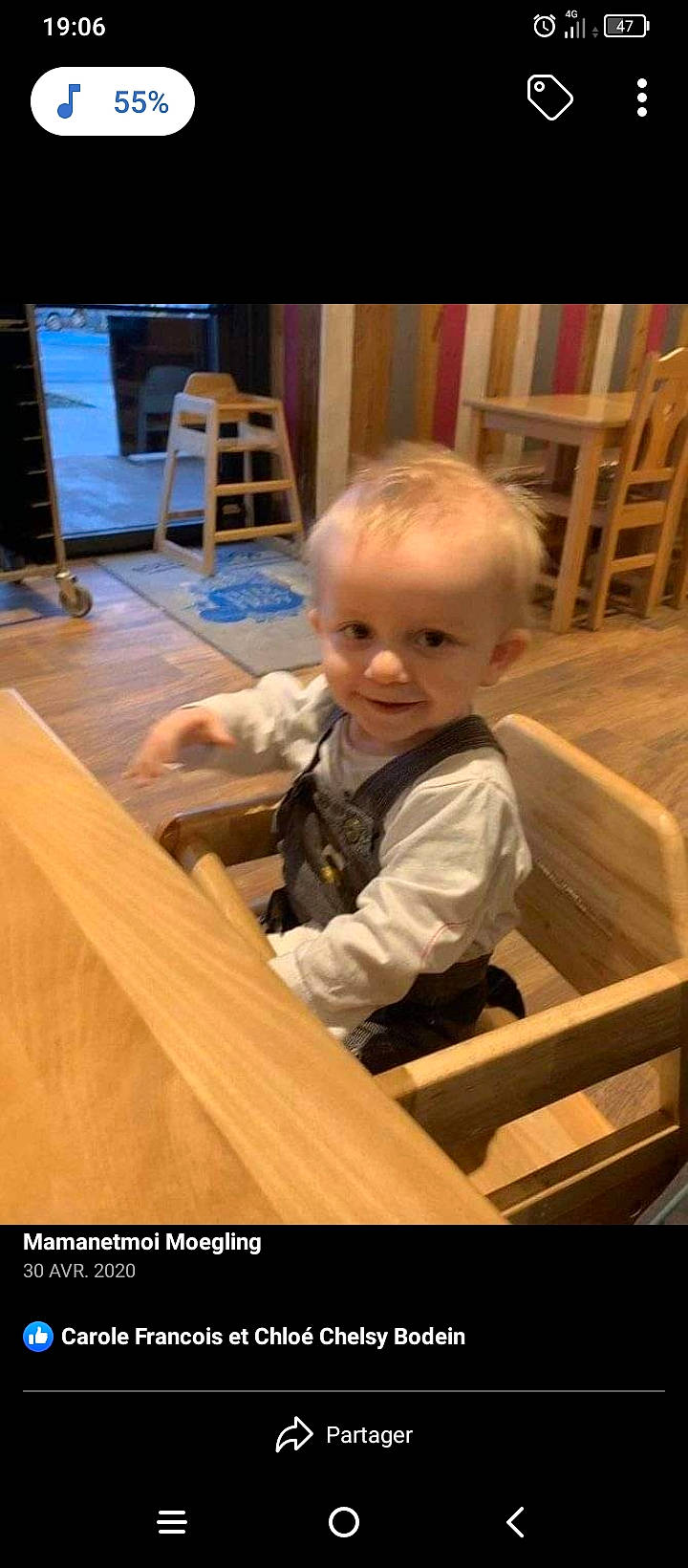 Maxime a rejoint le concours — aidez-le/la à gagner de superbes lots ! baby, baby_toddler_clothing, chair, cheek, child, floor, flooring, fun, furniture, hardwood, person, room, sitting, smile, t_shirt, table, tableware, toddler, varnish, wood