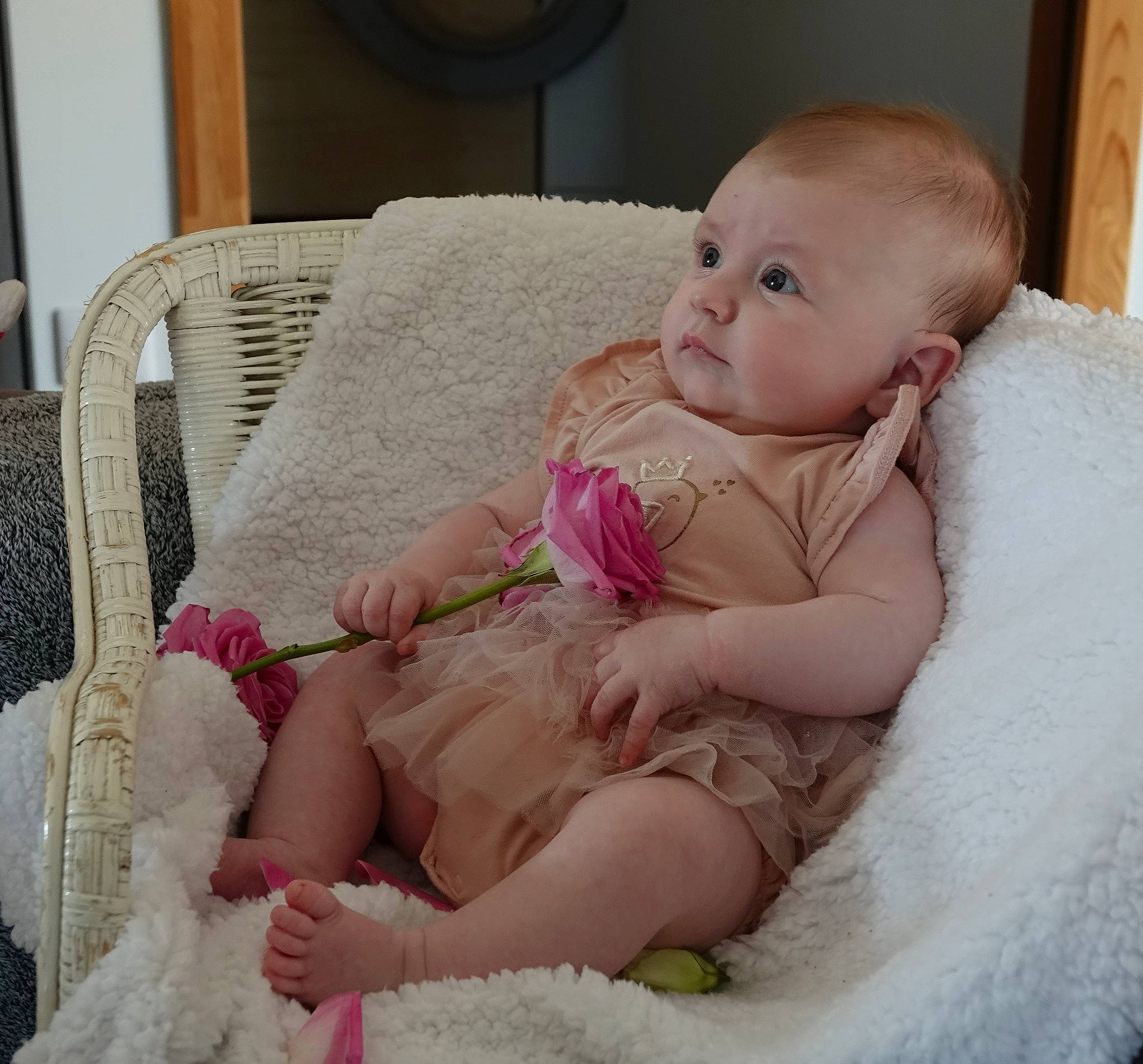 Flore a rejoint le concours — aidez-le/la à gagner de superbes lots ! baby, baby_toddler_clothing, chair, cheek, child, comfort, dress, embellishment, eye, happy, headgear, iris, people, person, pink, sitting, skin, sleeve, smile, thigh