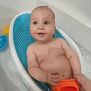 Fred participe au concours pour gagner de l'argent avec cette photo : baby, bath, bathtub, water, child, smile, happy, toy, orange, blue, white, skin, face, hand, sitting, infant, cute, playful, relaxing, bathseat