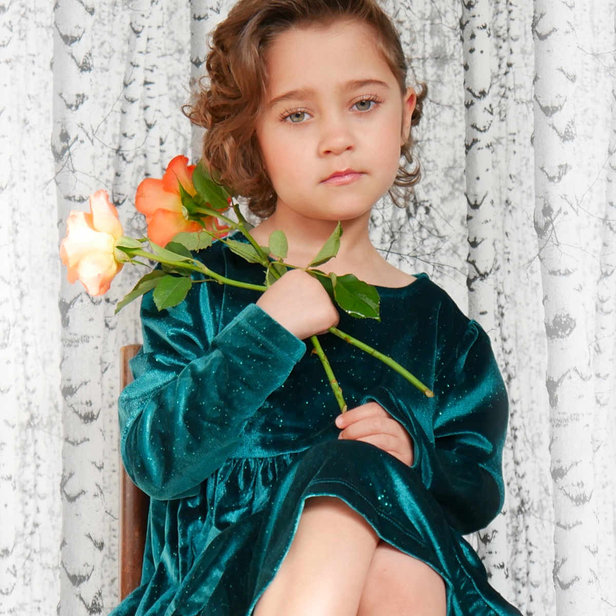 Ashley participe au concours pour gagner de l'argent avec cette photo : bodypart, child, clothing, dress, eveningdress, face, female, finger, flower, flowerarrangement, flowerbouquet, formalwear, girl, hand, head, person, photography, plant, portrait, rose