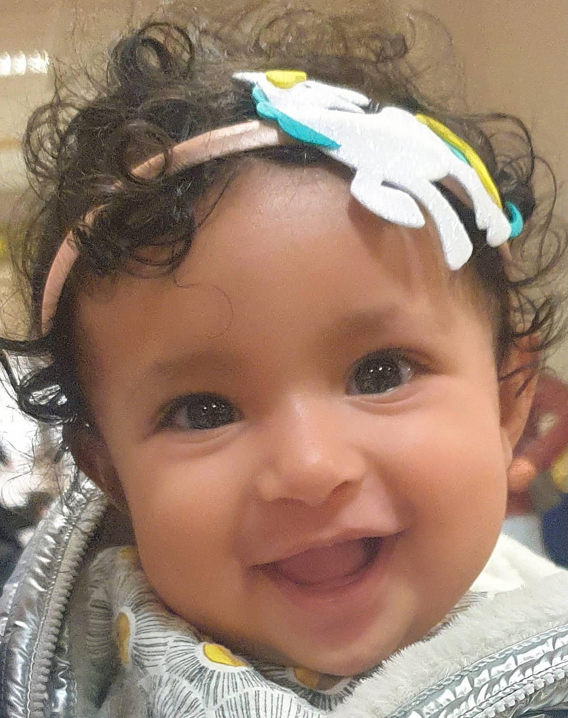 Stella participe au concours pour gagner de l'argent avec cette photo : black_hair, cheek, chin, cool, ear, eye, eyebrow, eyelash, facial_expression, forehead, green, happy, headgear, headwear, iris, joy, lip, nose, organ, person