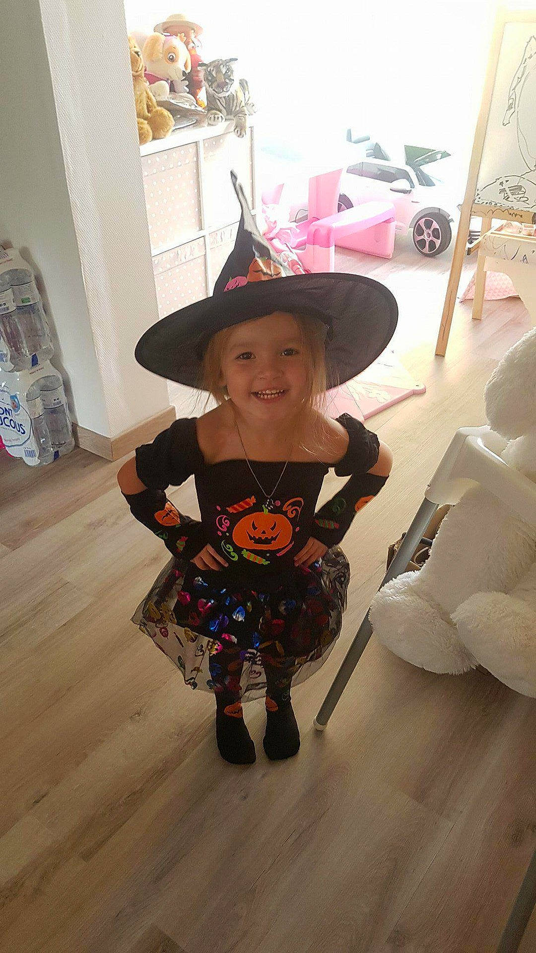 Mya participe au concours pour gagner de l'argent avec cette photo : child, clothing, costume, fashion_accessory, flooring, fun, girl, hat, headgear, joy, person, product, toddler