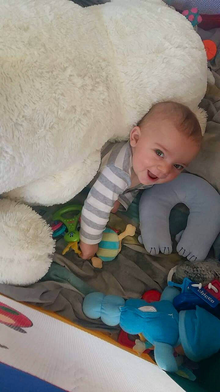 Lucas a rejoint le concours — aidez-le/la à gagner de superbes lots ! baby, baby_toys, child, person, play, stuffed_toy, toddler, toy