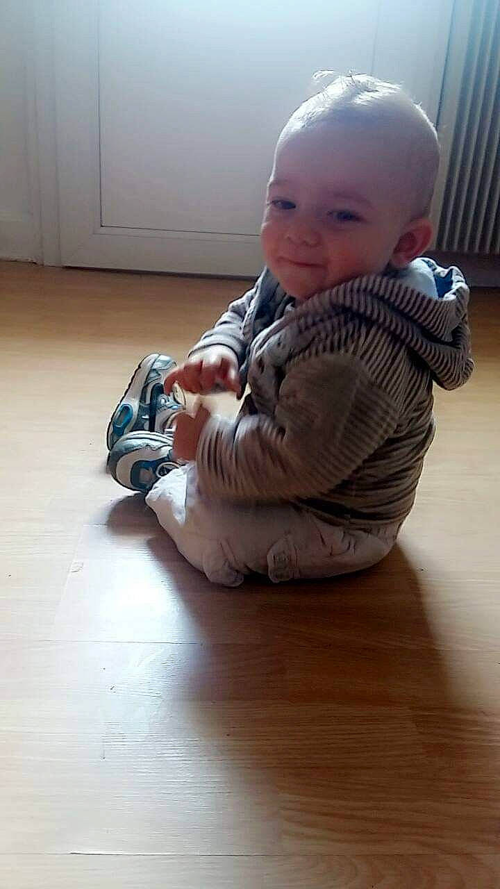 Lucas a rejoint le concours — aidez-le/la à gagner de superbes lots ! baby, child, crawling, floor, flooring, hardwood, person, sitting, toddler