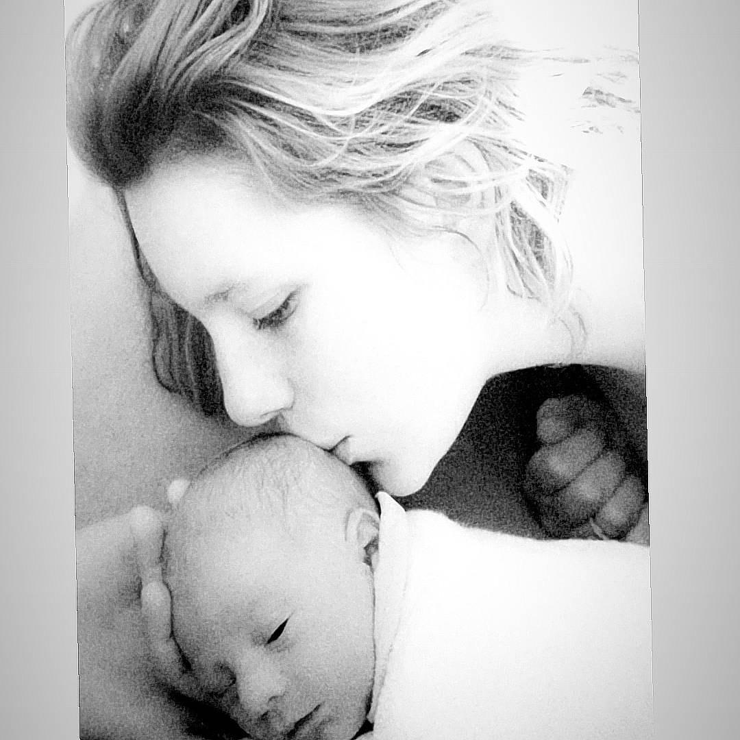 Tyson a rejoint le concours — aidez-le/la à gagner de superbes lots ! baby, birth, black_and_white, child, love, monochrome, monochrome_photography, mother, person, photograph, photography, portrait, portrait_photography, stock_photography, style, toddler, white