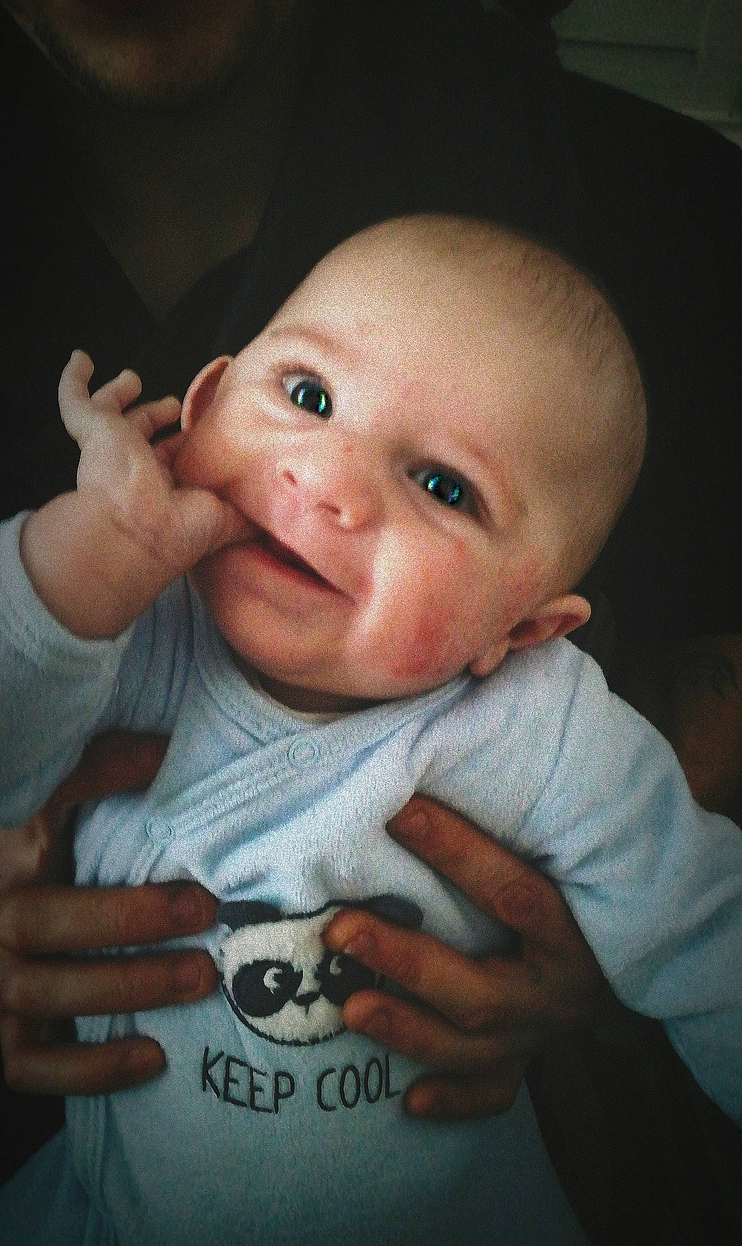 Tyson a rejoint le concours — aidez-le/la à gagner de superbes lots ! baby, baby_making_funny_faces, cheek, child, chin, ear, eye, eyebrow, face, finger, forehead, hand, head, lip, mouth, nose, person, skin, smile, thumb