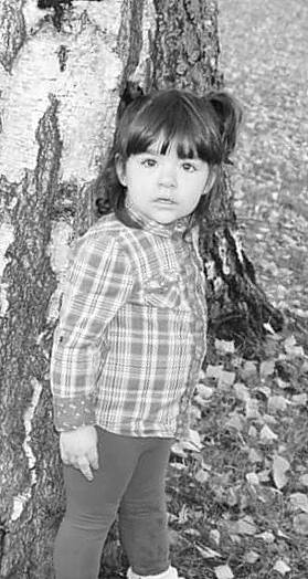 Luna a rejoint le concours — aidez-le/la à gagner de superbes lots ! adaptation, black, black_and_white, flash_photography, grass, hairstyle, happy, human, leaf, nature, organ, people_in_nature, person, photograph, plaid, plant, standing, style, tartan, toddler
