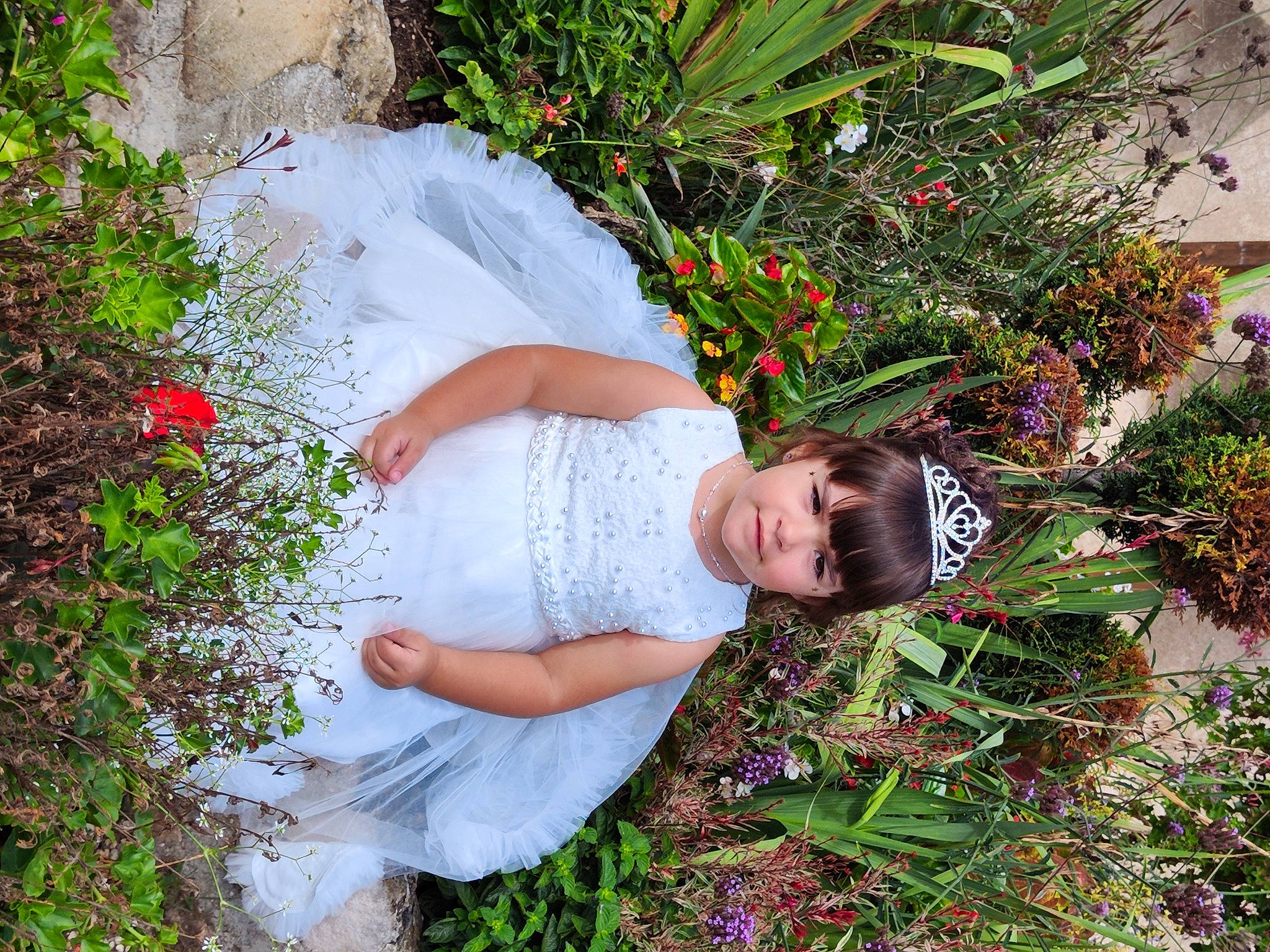 Luna participe au concours pour gagner de l'argent avec cette photo : bridal_accessory, bridal_clothing, bride, child, event, flower, flower_arranging, grass, grass_family, happy, leaf, people_in_nature, person, petal, plant, shrub, summer, tree, vegetation, wedding_ceremony_supply