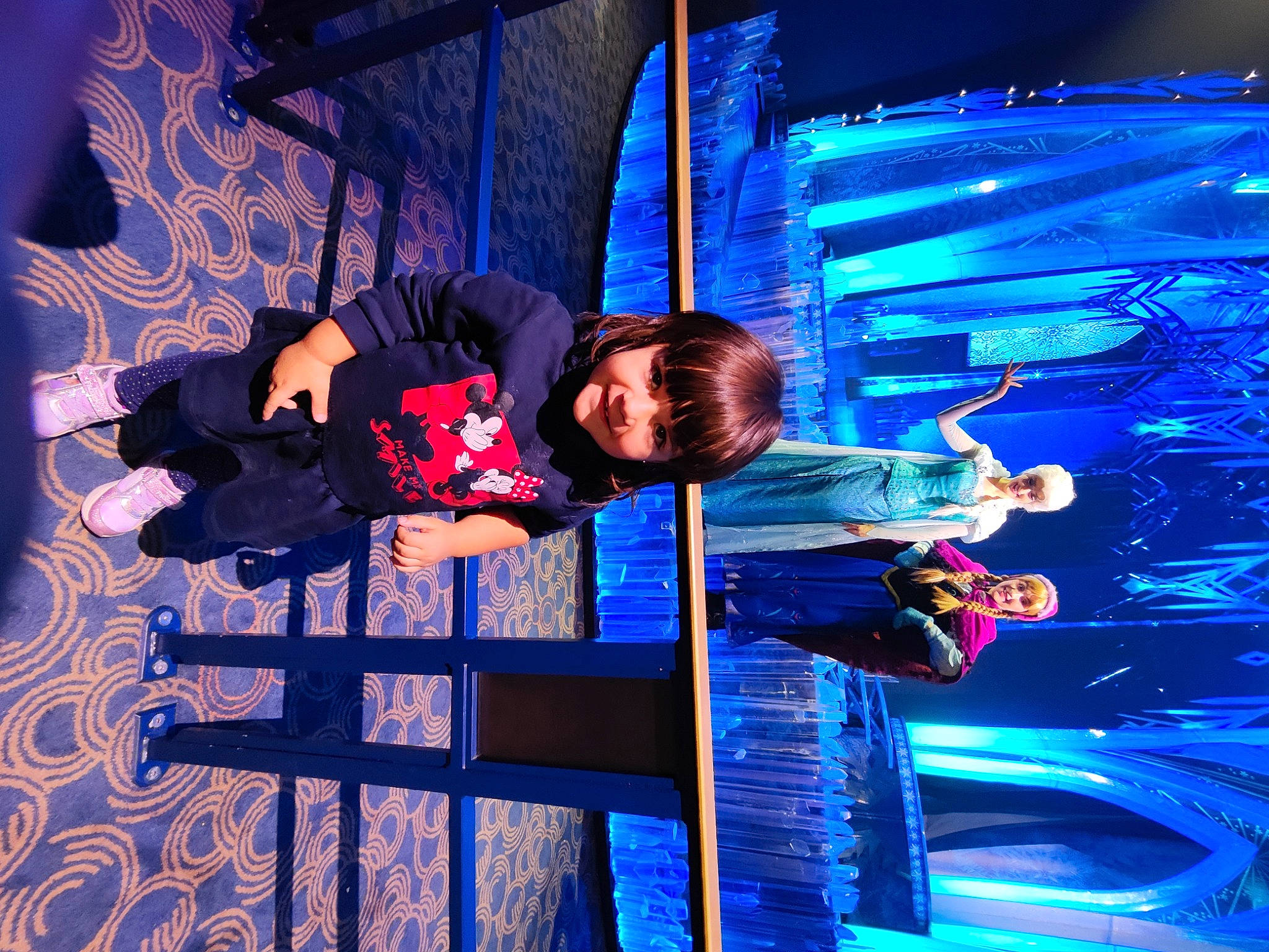 Luna a rejoint le concours — aidez-le/la à gagner de superbes lots ! blue, display_device, electric_blue, electricity, entertainment, event, fun, joy, leisure, line, music_artist, performance, performance_art, performing_arts, person, purple, recreation, smile, space, visual_effect_lighting