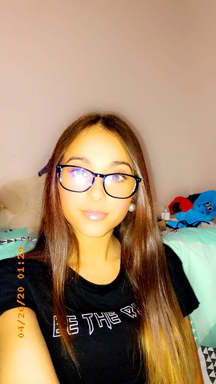 Ambre a rejoint le concours — aidez-le/la à gagner de superbes lots ! black_hair, brown_hair, cool, eye_glass_accessory, eyebrow, eyewear, forehead, glasses, hair, hair_coloring, hairstyle, jaw, lip, long_hair, person, selfie, smile, vision_care