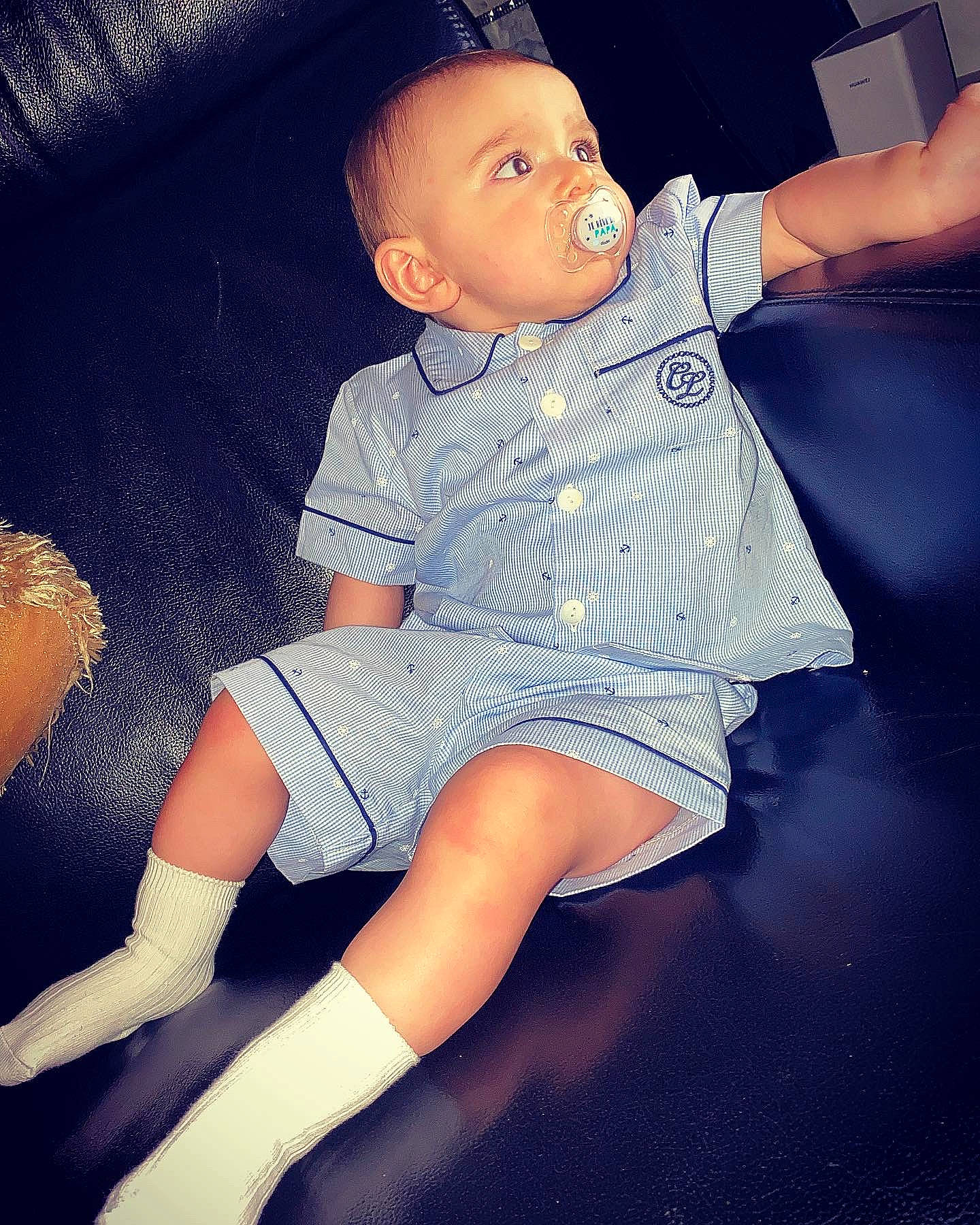 Boston participe au concours pour gagner de l'argent avec cette photo : arm, baby_toddler_clothing, baseball_cap, cap, cool, dress, electric_blue, finger, flash_photography, hairstyle, happy, human_body, human_leg, joint, knee, leg, person, skin, sock, thigh