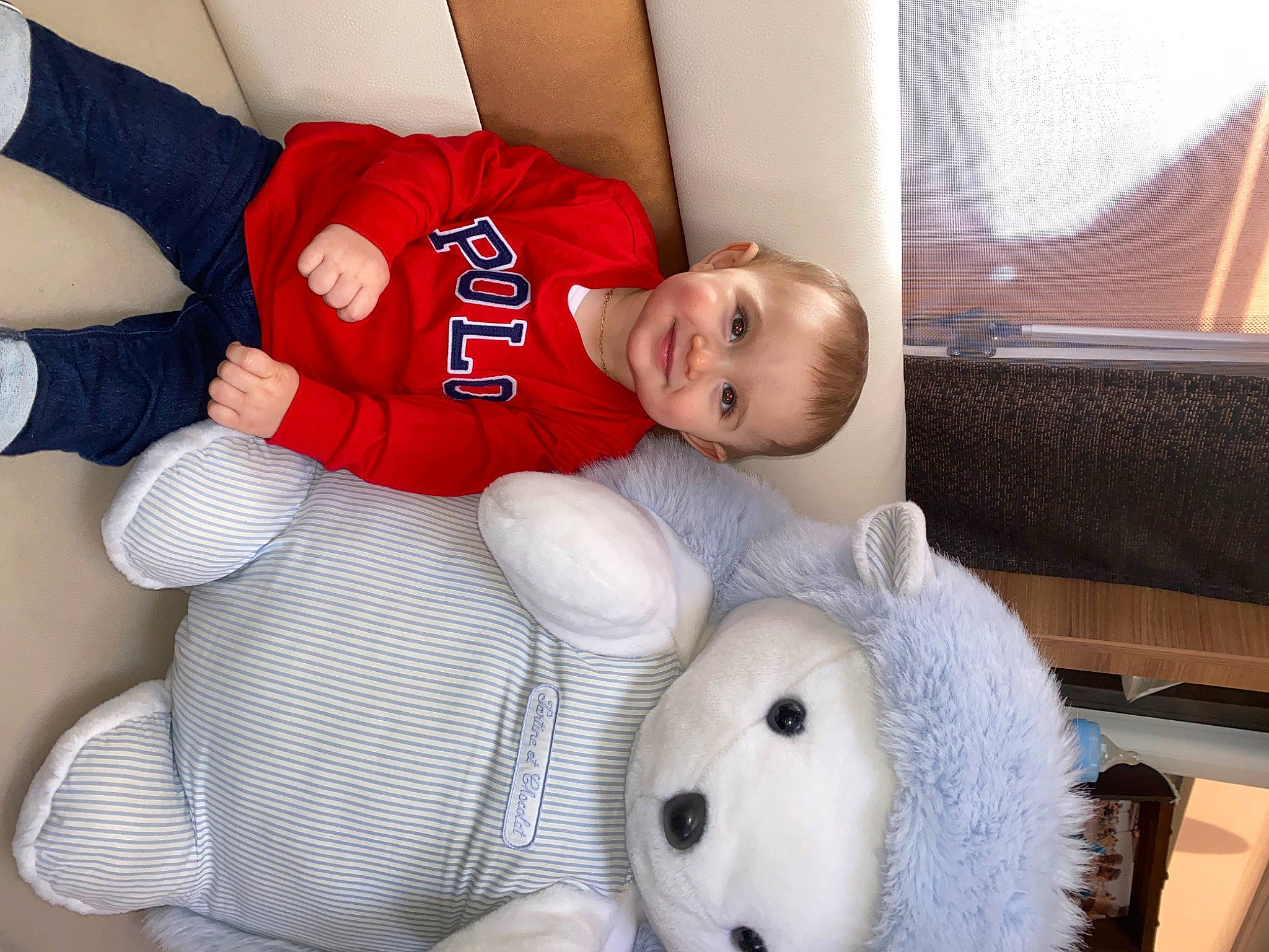 Boston participe au concours pour gagner de l'argent avec cette photo : baby, baby_toddler_clothing, beauty, comfort, couch, elbow, eye, facial_expression, finger, happy, joy, knee, lap, mammal, mouth, organ, person, photograph, textile, thigh