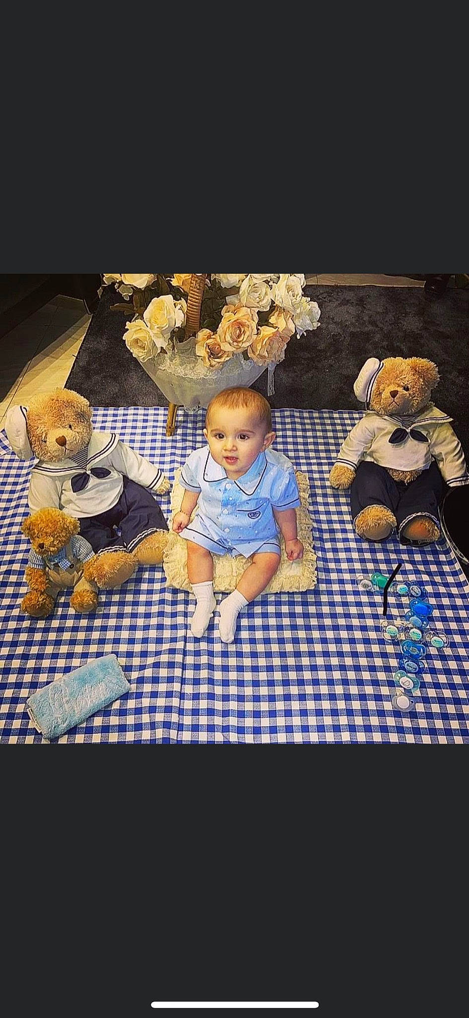 Boston a rejoint le concours — aidez-le/la à gagner de superbes lots ! adaptation, art, baby, child, event, flooring, fun, lap, pattern, people, person, play, recreation, room, sitting, square, stuffed_toy, t_shirt, toddler, toy