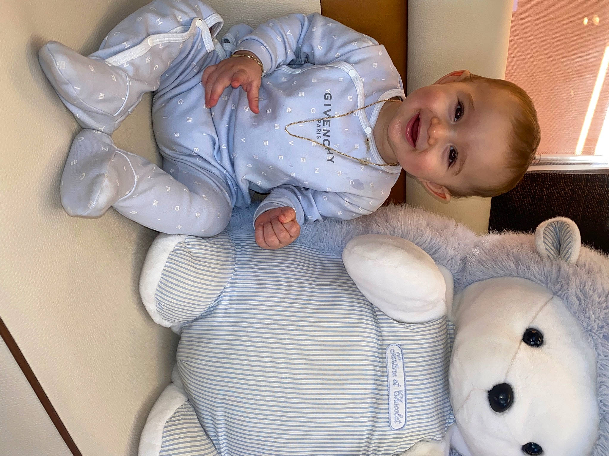 Boston participe au concours pour gagner de l'argent avec cette photo : baby, baby_products, baby_safety, baby_sleeping, baby_toddler_clothing, cheek, child, comfort, facial_expression, joy, nose, organ, person, room, sitting, sleeve, smile, stuffed_toy, textile, toddler