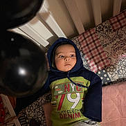 Divit a rejoint le concours — aidez-le/la à gagner de superbes lots ! baby, child, hoodie, nyc, balloons, crib, quilt, patterned, clothing, indoor, curious, wide_eyes, infant, cute, portrait, laying_down, fabric, colorful, soft, young