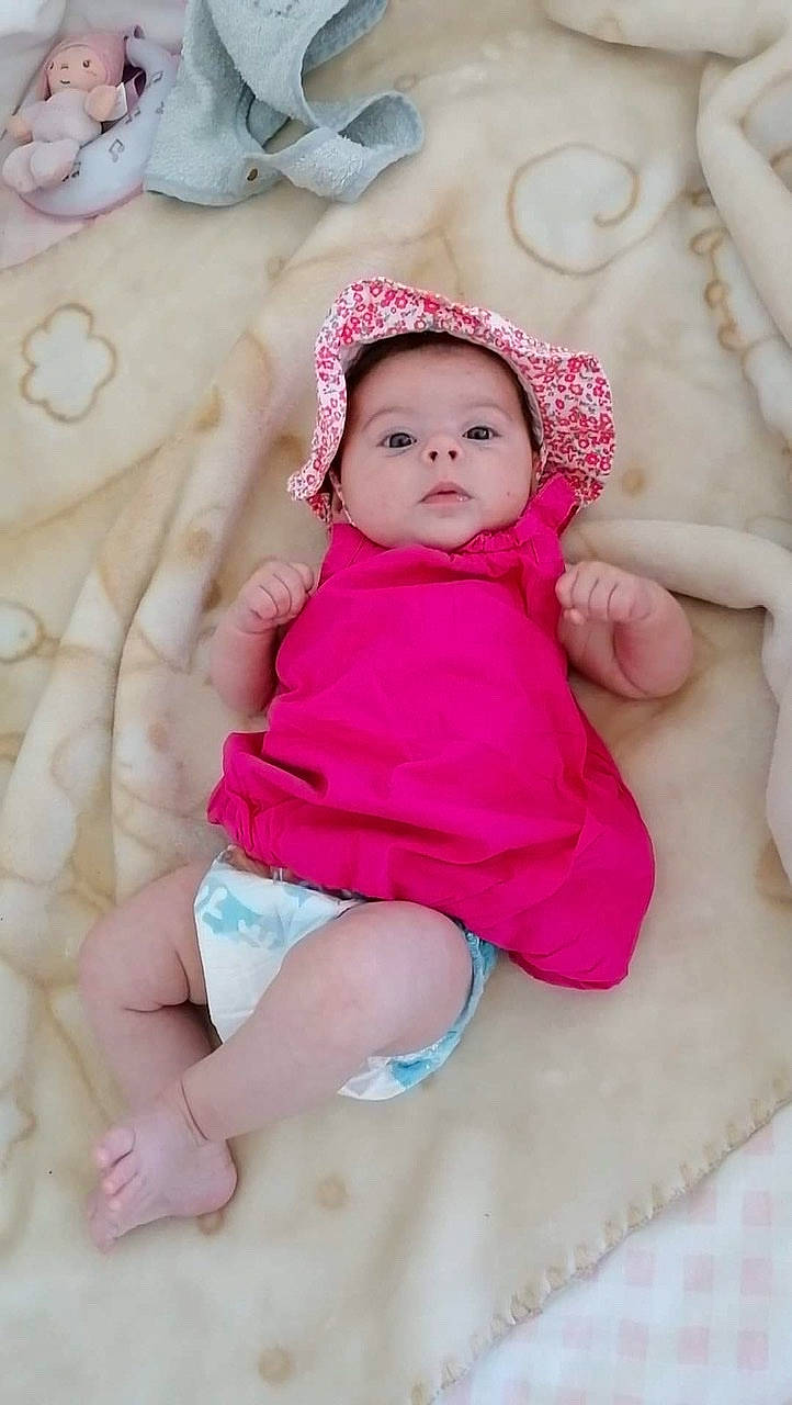 Lylla participe au concours pour gagner de l'argent avec cette photo : baby, baby_toddler_clothing, child, hair_accessory, headgear, person, pink, toddler