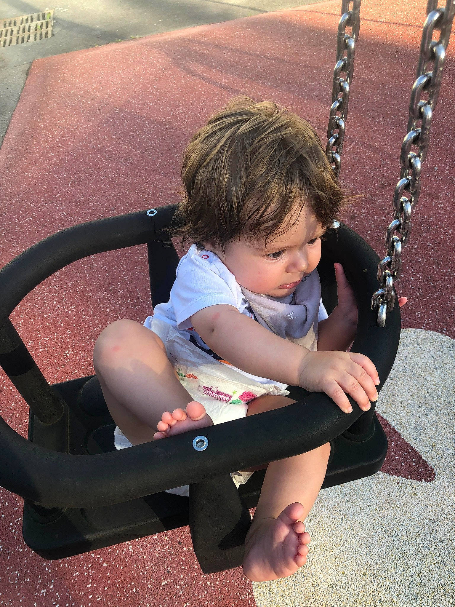 Tyago a rejoint le concours — aidez-le/la à gagner de superbes lots ! arm, comfort, face, finger, foot, fun, grass, hair, hand, head, human_body, knee, lap, leg, leisure, person, recreation, swing, thigh, tints_and_shades