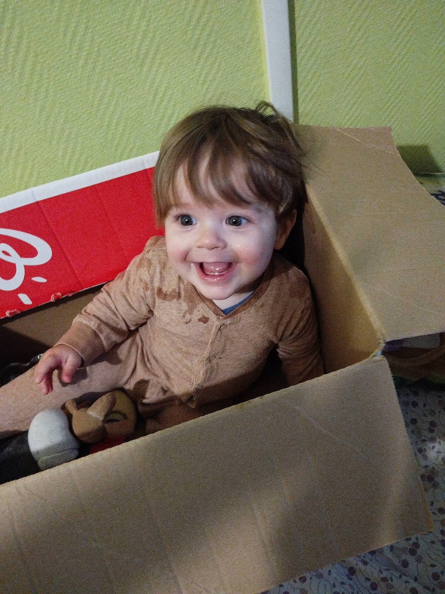 Tyago participe au concours pour gagner de l'argent avec cette photo : baby, baby_toddler_clothing, cheek, child, comfort, flooring, fun, happy, joy, laugh, person, room, sitting, sleeve, smile, t_shirt, toddler, wood