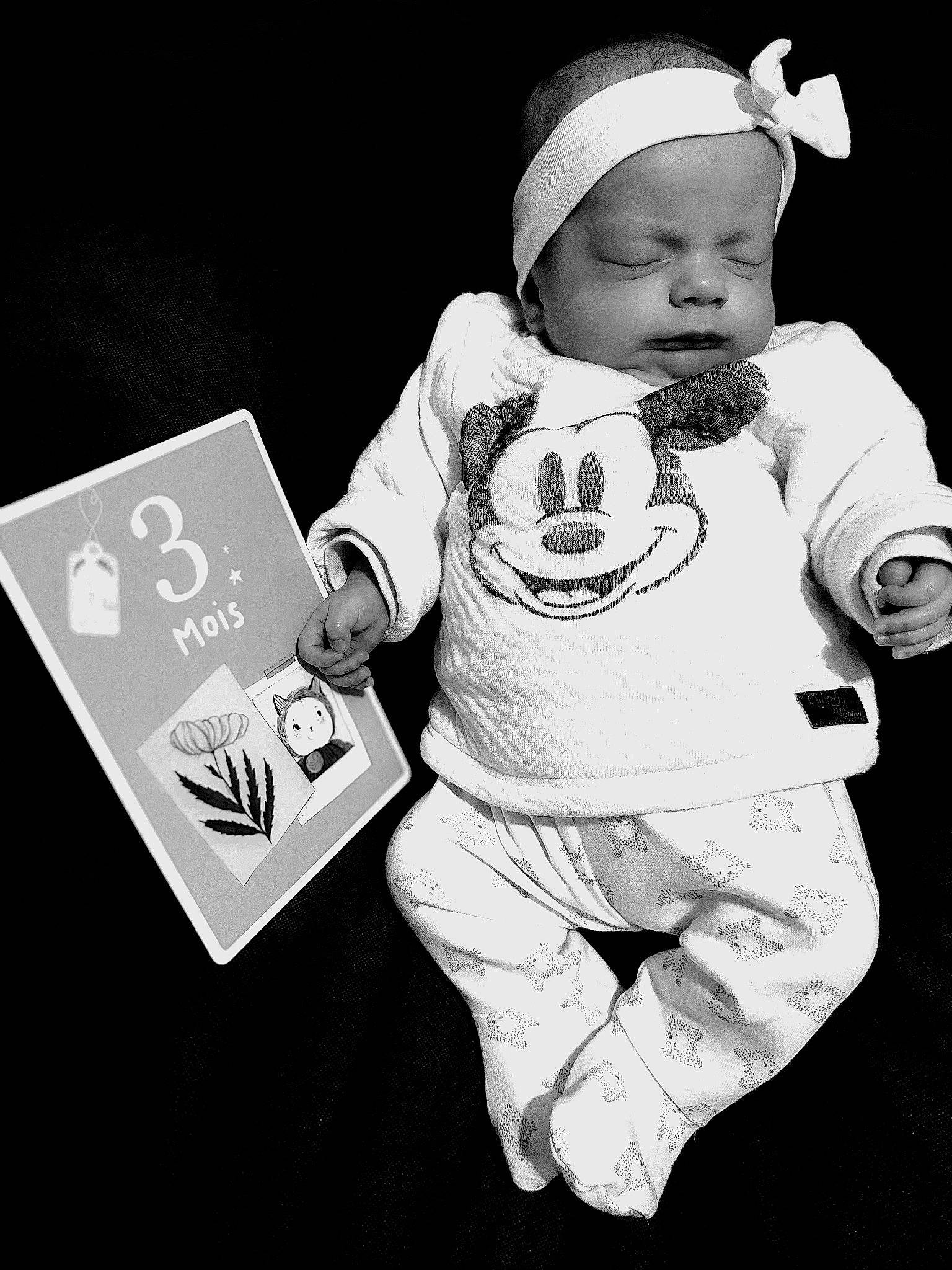 Albane participe au concours pour gagner de l'argent avec cette photo : baby, baby_toddler_clothing, black, black_and_white, cap, face, flash_photography, font, gesture, happy, hat, monochrome, monochrome_photography, person, photograph, sleeve, stock_photography, style, t_shirt, toddler