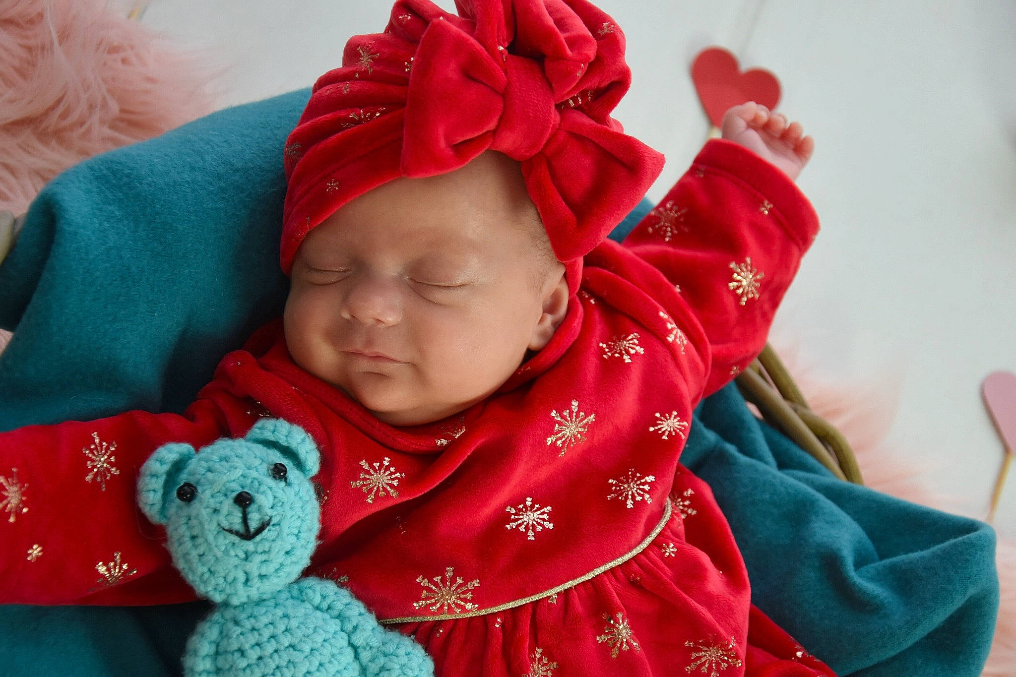 Albane participe au concours pour gagner de l'argent avec cette photo : baby, baby_toddler_clothing, cap, child, comfort, costume_hat, face, happy, head, linens, lip, mammal, organ, outerwear, person, pink, product, skin, sleeve, textile