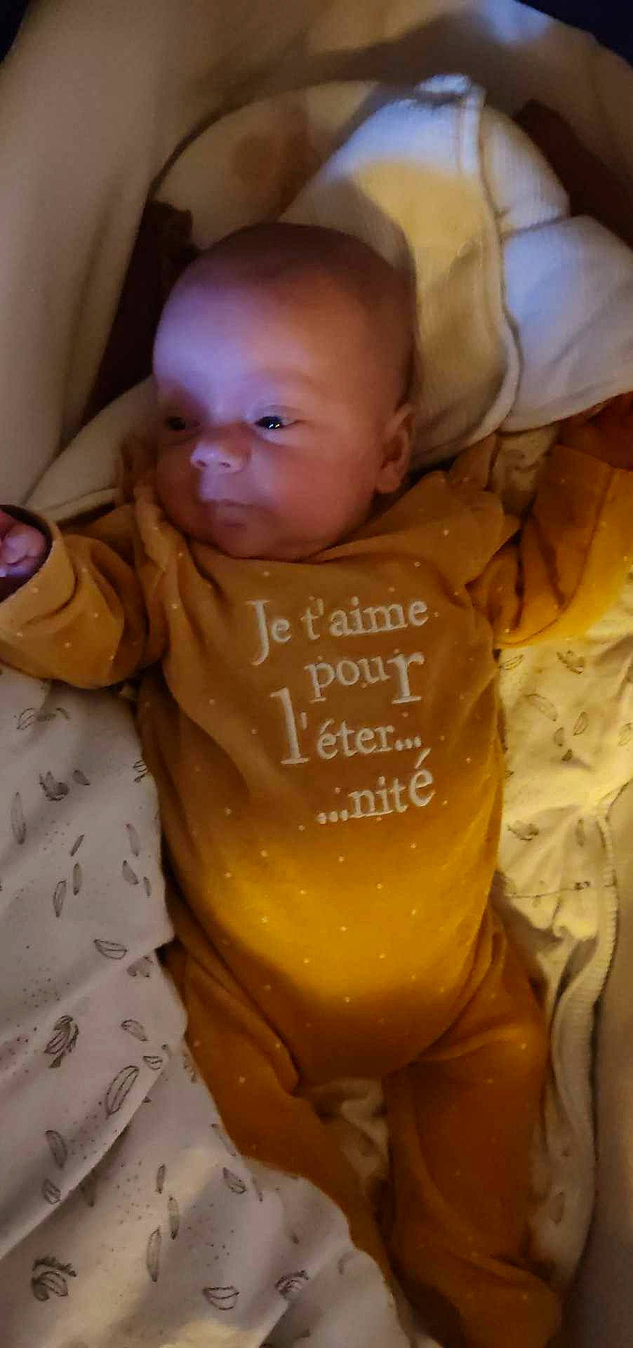 Albane participe au concours pour gagner de l'argent avec cette photo : abdomen, baby, baby_products, baby_toddler_clothing, cheek, chest, child, comfort, drinkware, font, linens, orange, packaging_and_labeling, packing_materials, peach, person, sleeve, smile, toddler