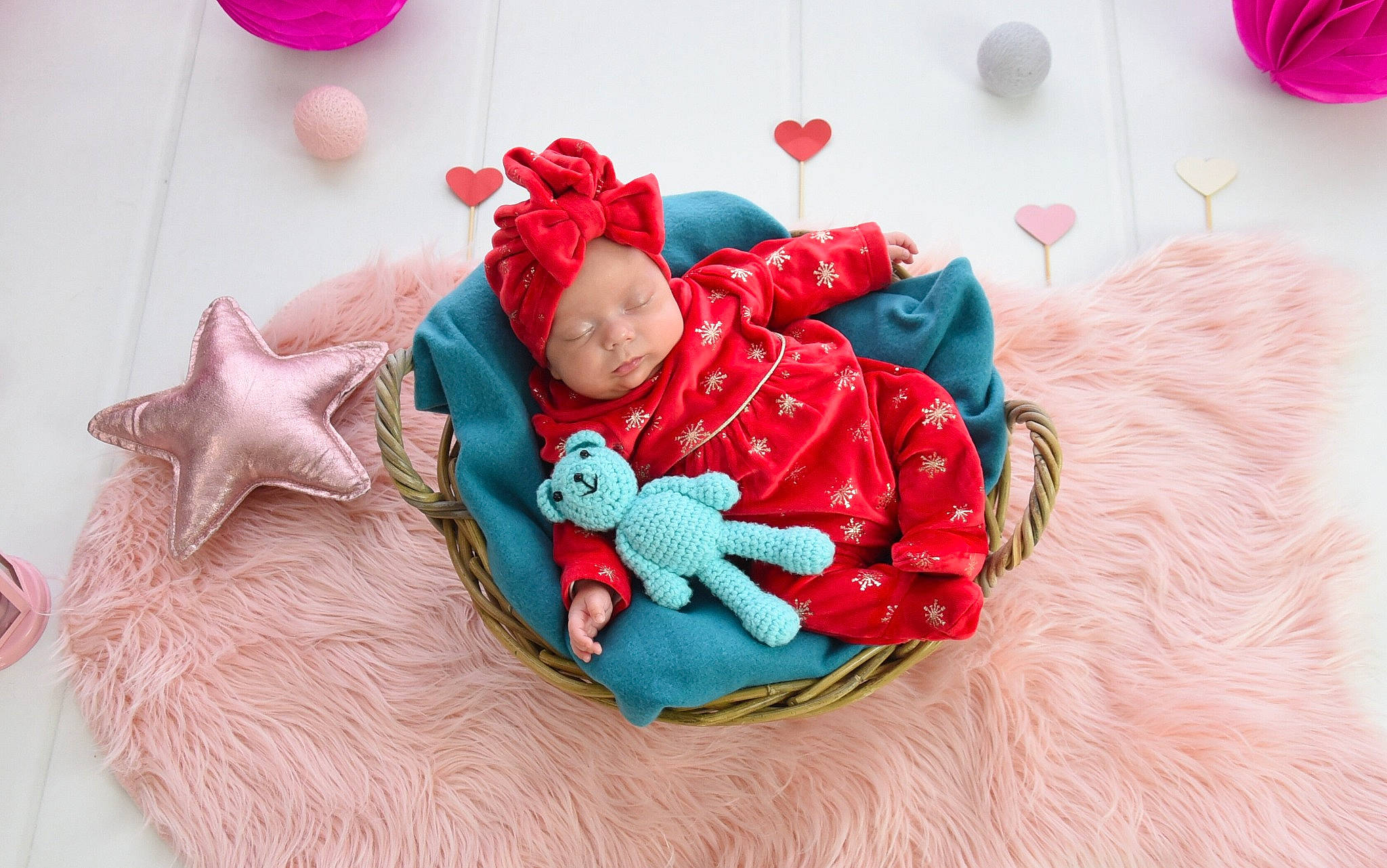 Albane participe au concours pour gagner de l'argent avec cette photo : baby_toddler_clothing, balloon, child, christmas, christmas_decoration, christmas_ornament, doll, event, fashion_accessory, happy, headwear, holiday, linens, magenta, ornament, pattern, person, pink, plant, red