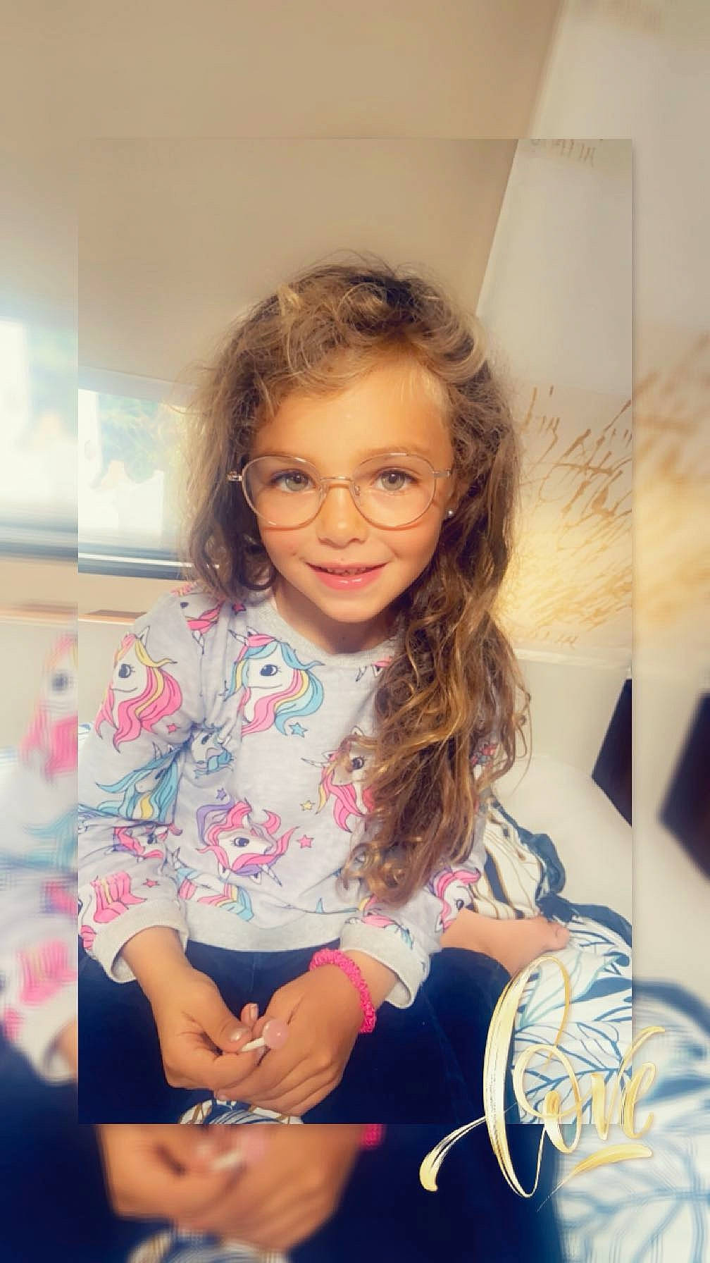 Azaria a rejoint le concours — aidez-le/la à gagner de superbes lots ! blond, brown_hair, child, dress, fashion_design, fun, hair, happy, human_leg, iris, joy, knee, long_hair, person, shoulder, sitting, skin, sleeve, smile, t_shirt