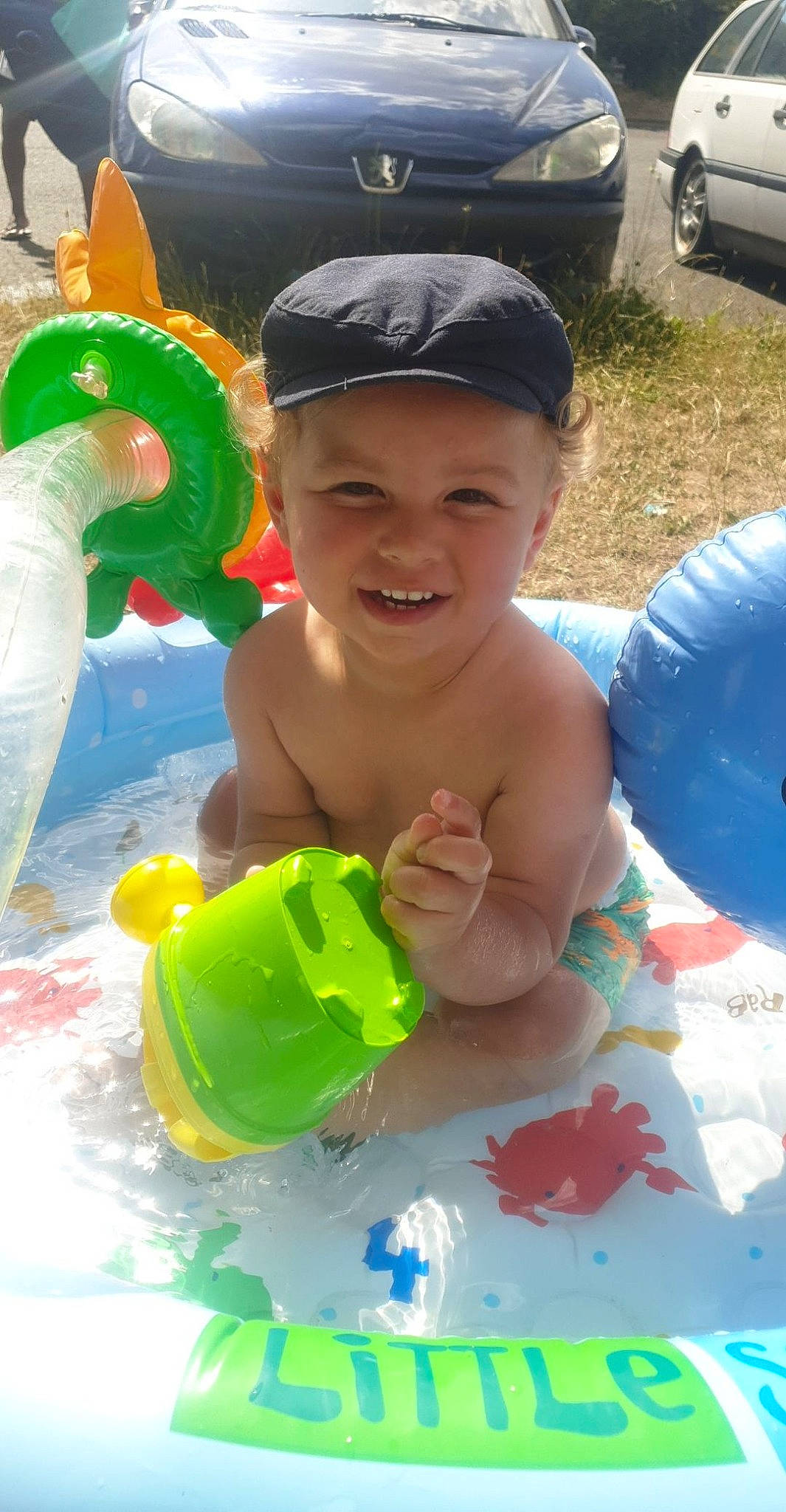 Noham participe au concours pour gagner de l'argent avec cette photo : baby, cap, chest, child, event, fun, goggles, green, happy, hat, headwear, joy, leisure, person, personal_protective_equipment, recreation, smile, summer, tire, toddler